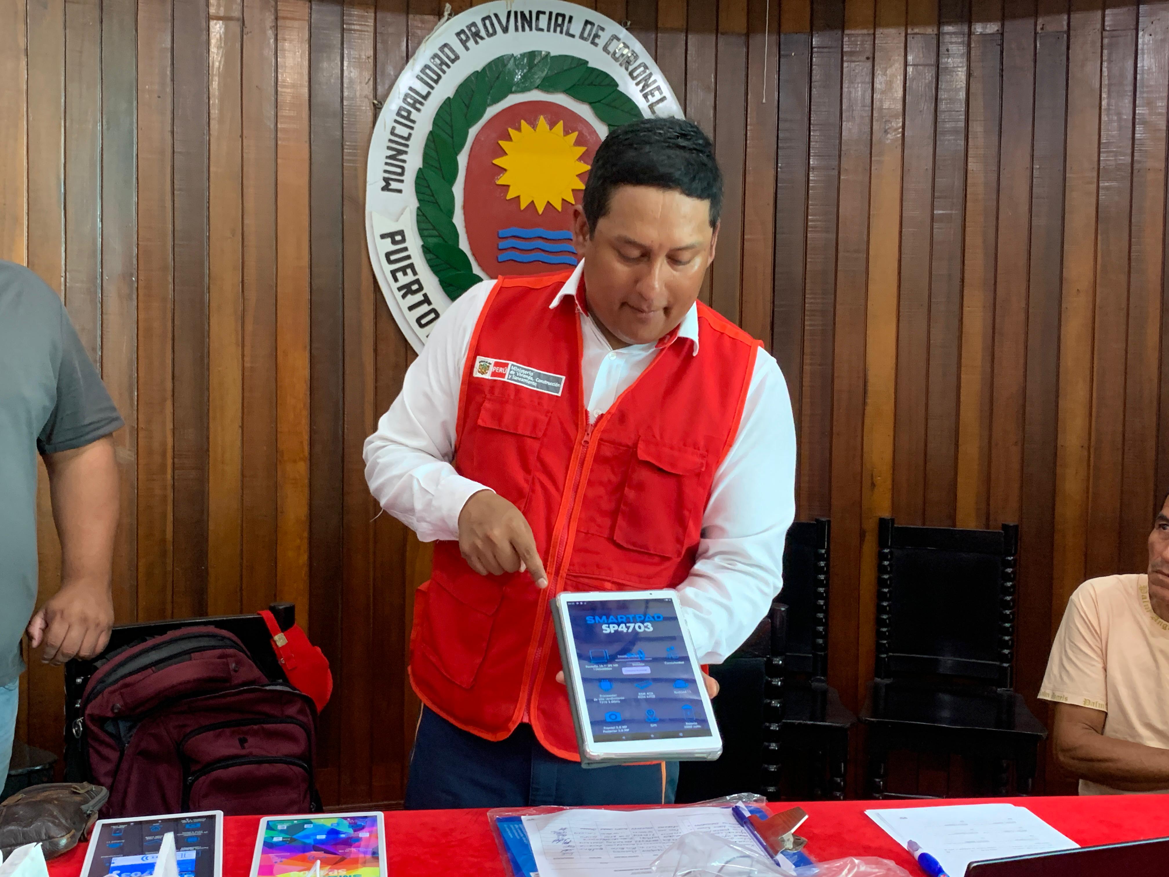 Especialistas del Ministerio de Vivienda capacitan a los operadores comunales para el manejo de las tablets.
