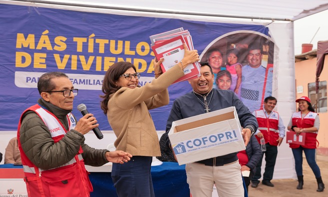 161 familias recibieron títulos de propiedad en la puerta de su casa, acto se realizó en el marco de la entrega de 987 títulos para familias de 9 provincias de la región Lima.