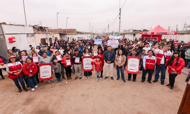 161 familias recibieron títulos de propiedad en la puerta de su casa, acto se realizó en el marco de la entrega de 987 títulos para familias de 9 provincias de la región Lima.