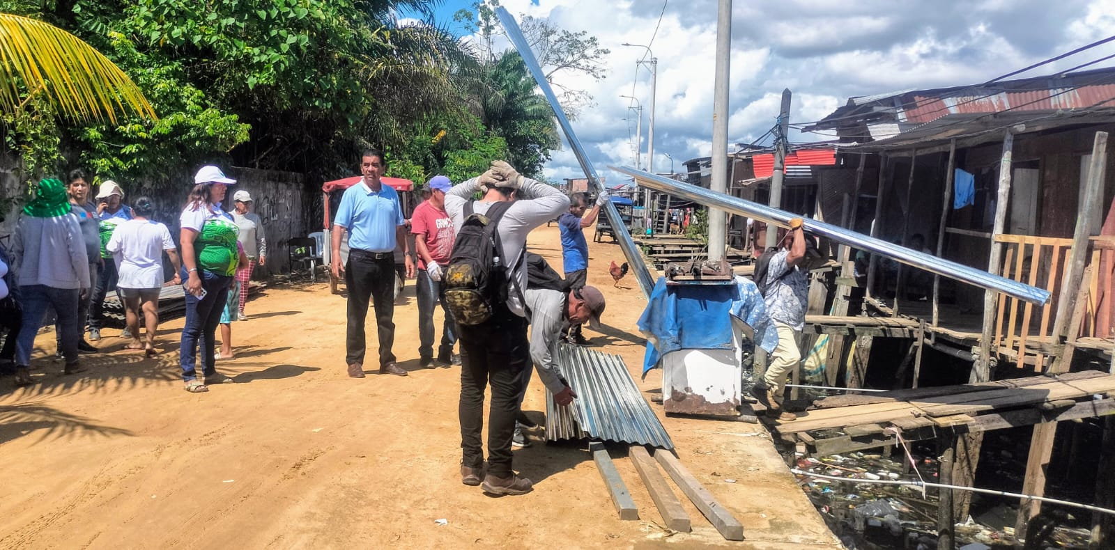 Opac entrega calaminas a familia de escasos recursos en Punchana.