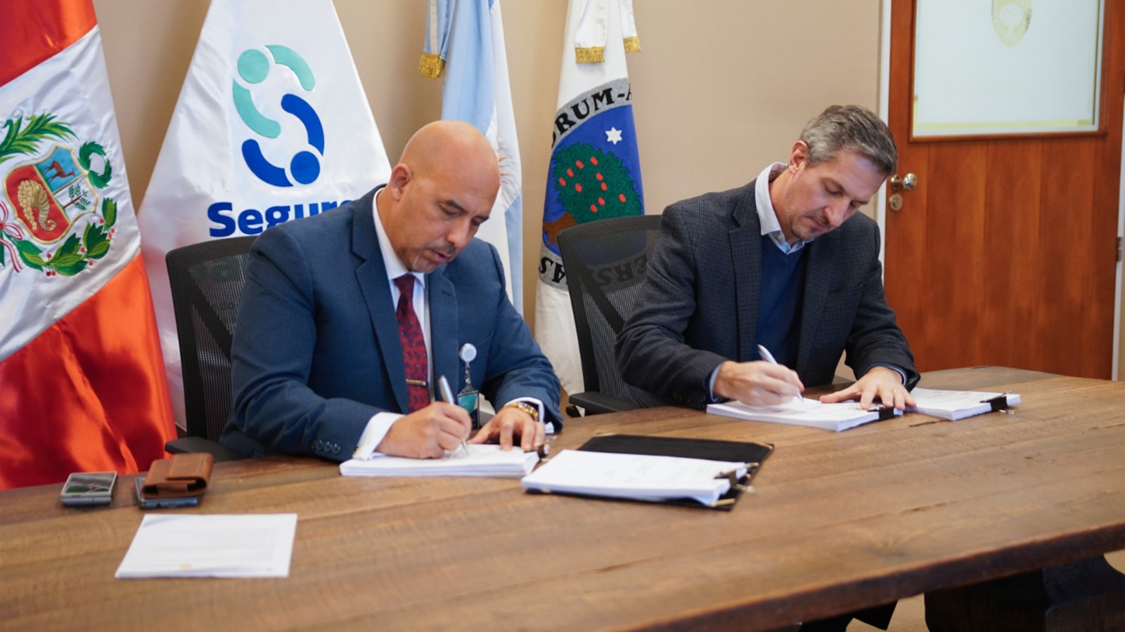 Seguro Saludpol firma primer convenio internacional con el Hospital Universitario Austral de Argentina