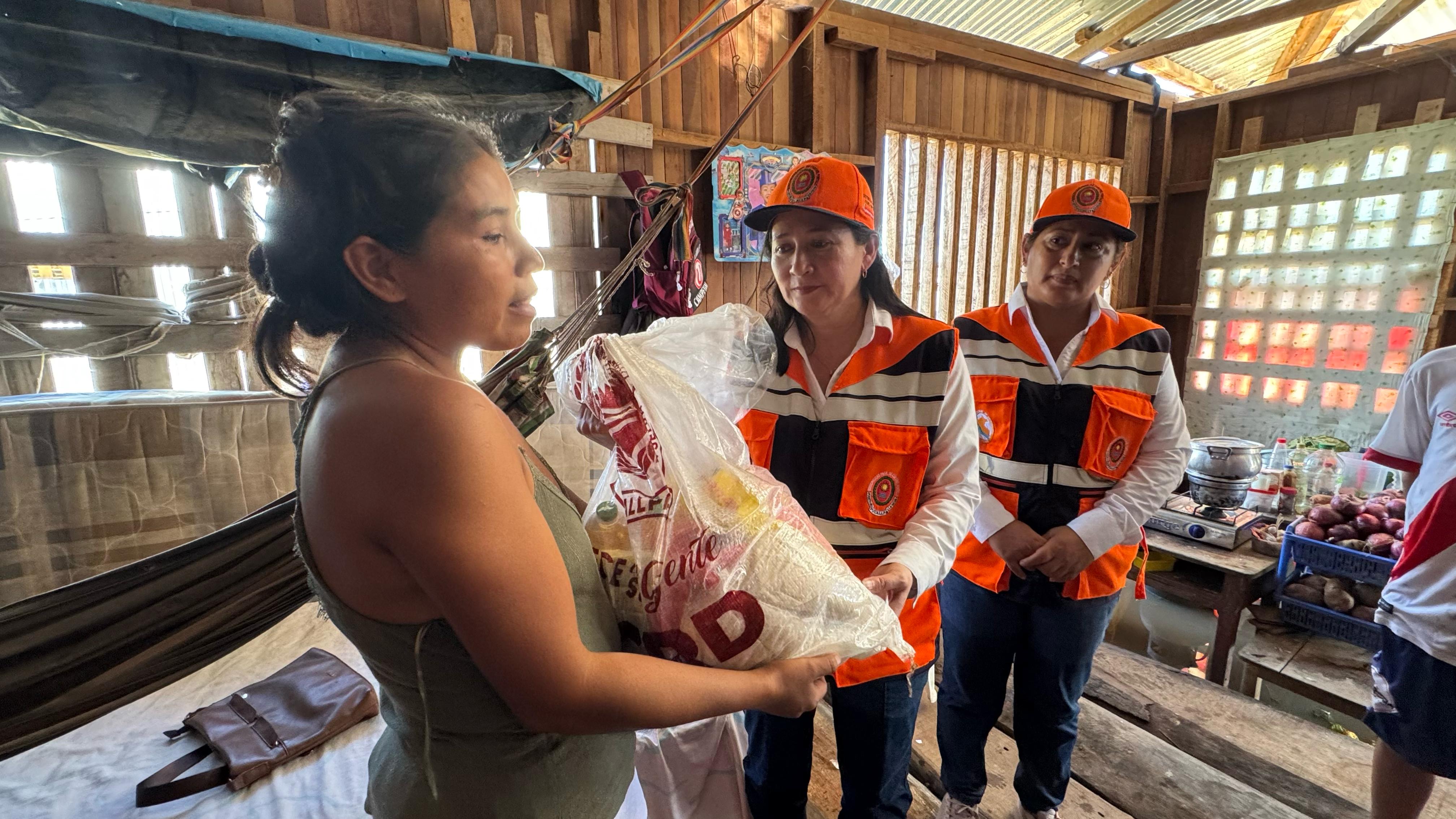 Atención directa a las familias afectadas por inundaciones.