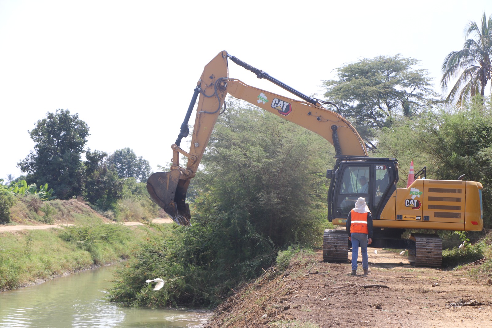 Gobierno Regional inicia limpieza de Canal Miguel Checa en beneficio de más de 6 mil agricultores de sullana