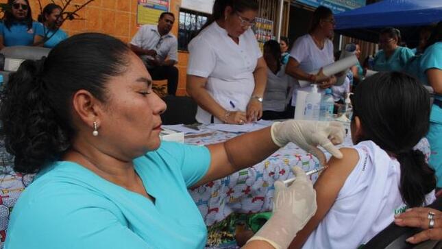 Loreto aplicó 100 % de primeras dosis de la vacuna contra el dengue para menores entre 10 y 16 años 
