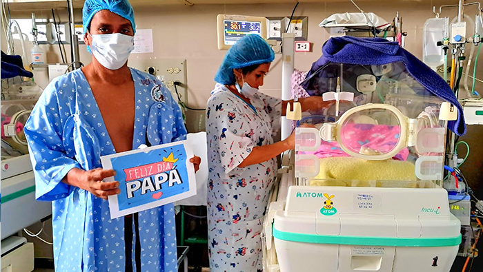 Conmemorando el día del padre con el método papa canguro en el Hospital de Chancay