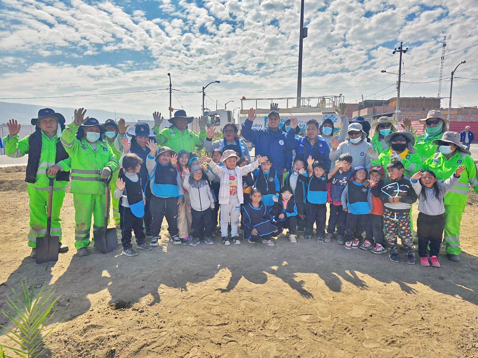 Niños participan en arborización en el óvalo de Aapitac