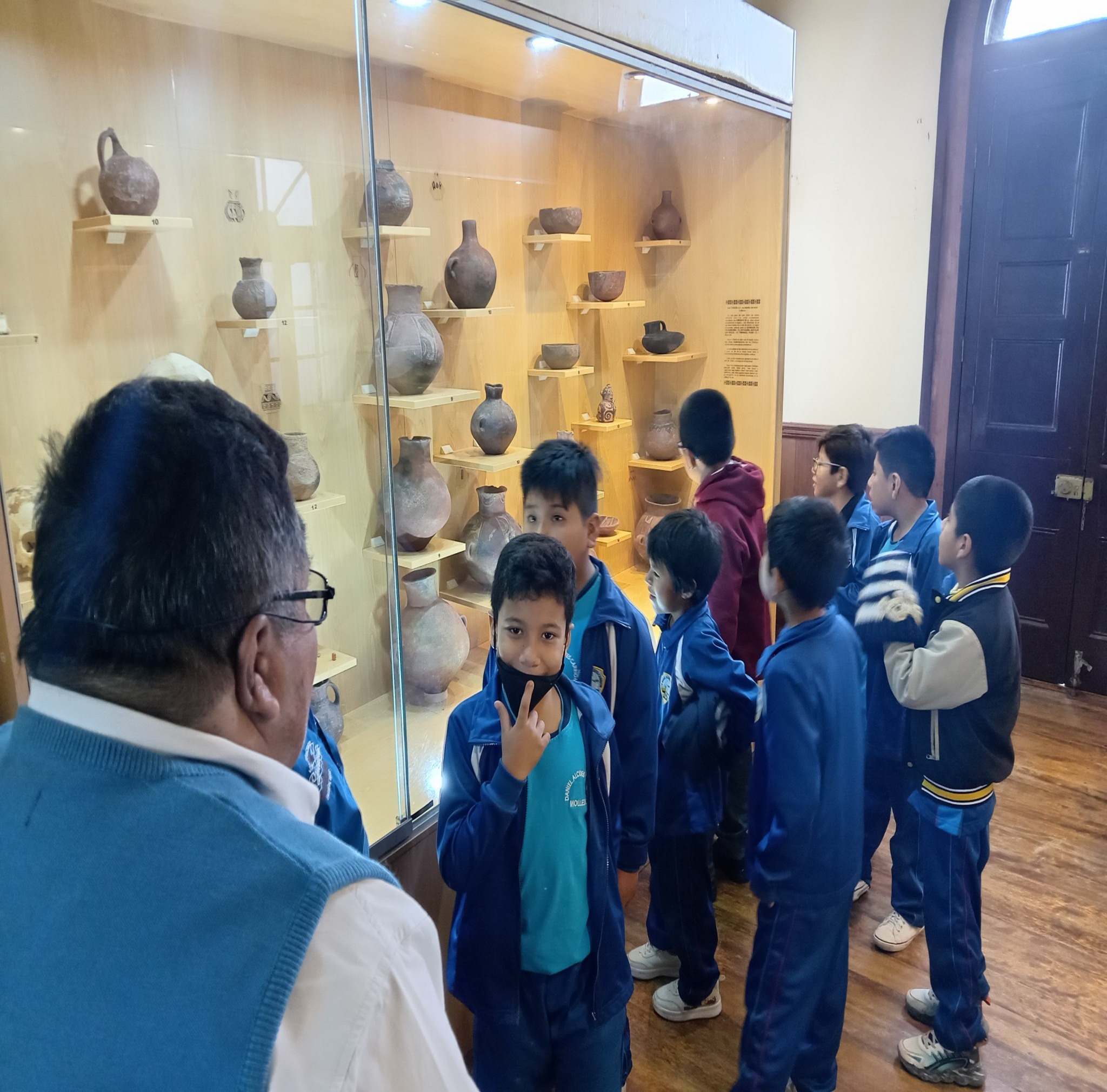 Mirando y escuchando en el museo Chiribaya, donde se contó con el apoyo del Arqueólogo de la Municipalidad Provincial de Islay Alberto Chávez Jara, quedando maravillados con todo lo que pidieron observar en su visita.