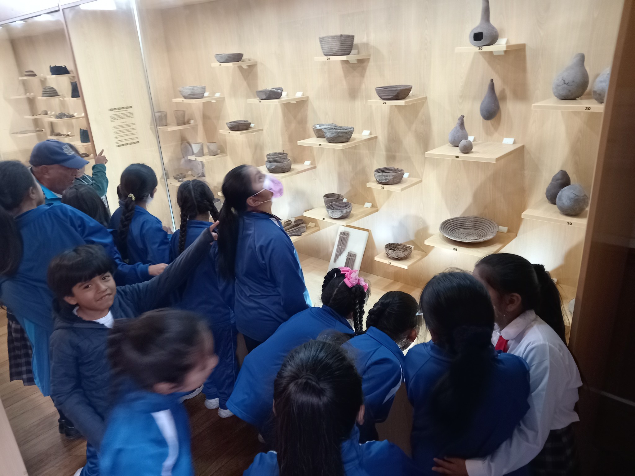 Mirando y escuchando en el museo Chiribaya, donde se contó con el apoyo del Arqueólogo de la Municipalidad Provincial de Islay Alberto Chávez Jara, quedando maravillados con todo lo que pidieron observar en su visita.