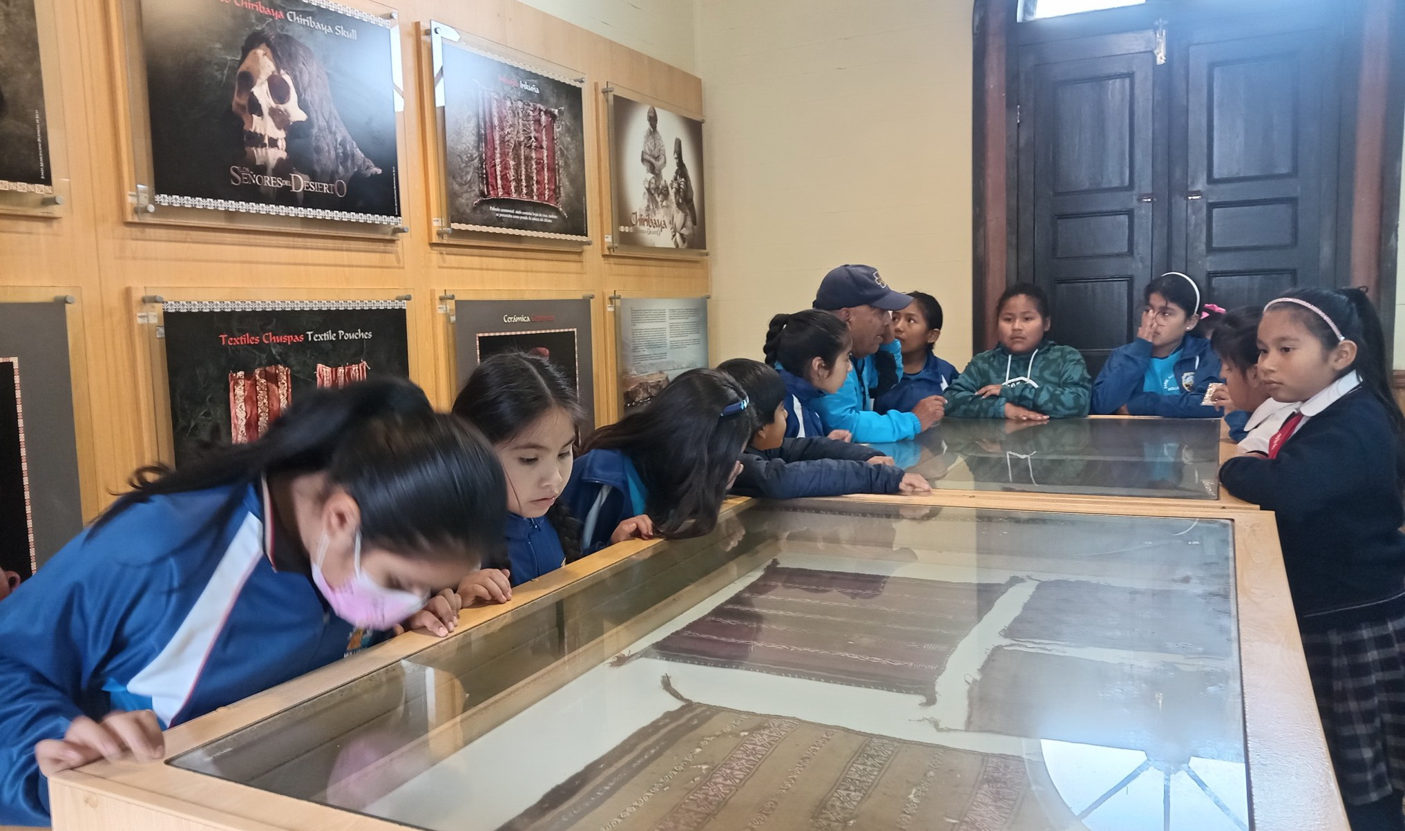Mirando y escuchando en el museo Chiribaya, donde se contó con el apoyo del Arqueólogo de la Municipalidad Provincial de Islay Alberto Chávez Jara, quedando maravillados con todo lo que pidieron observar en su visita.