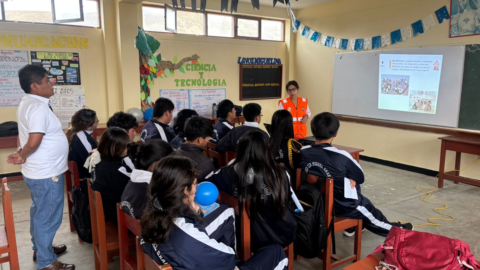 Municipalidad de Huarmey fomenta cultural de prevención con charlas sobre plan familiar de emergencia en Colegio Miguel Grau
