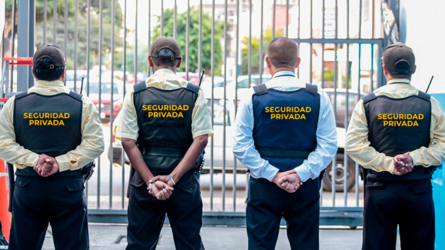 Agentes de seguridad privada en servicio.