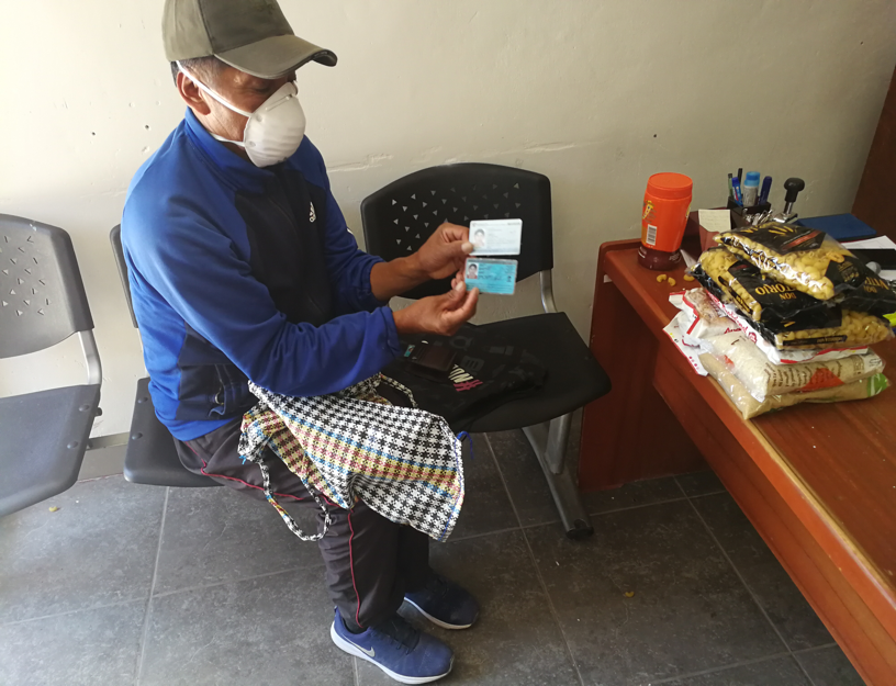persona con discapacidad recibiendo víveres