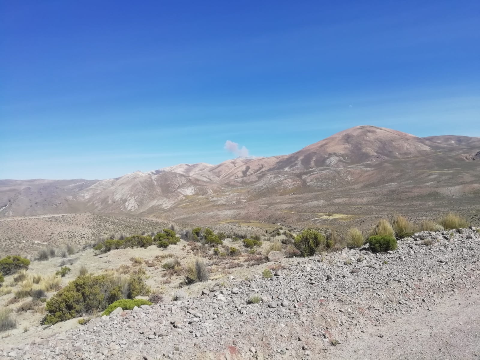 Pulso de gases con presencia de ceniza registrado en el volcán Ubinas el día de ayer, 12 de junio de 2020, a las 10:49 h.