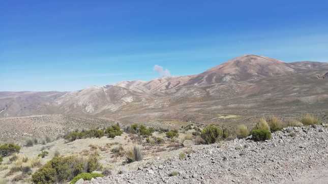Pulso de gases con presencia de ceniza registrado en el volcán Ubinas el día de ayer, 12 de junio de 2020, a las 10:49 h.