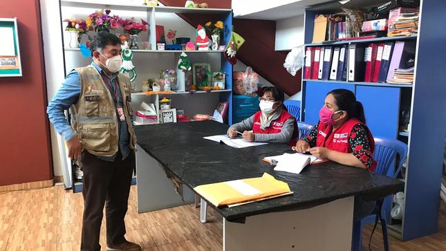 equipo de fiscalización en reunión con representante de la municipalidad de pachacamac