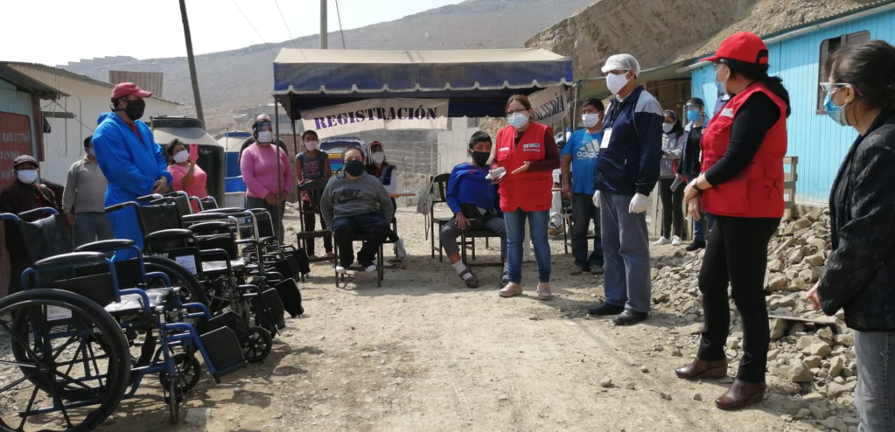 Entrega de sillas en Jicamarca