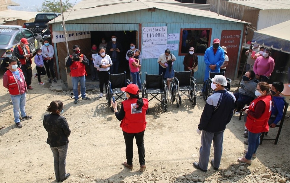 Entrega de sillas en Jicamarca 01