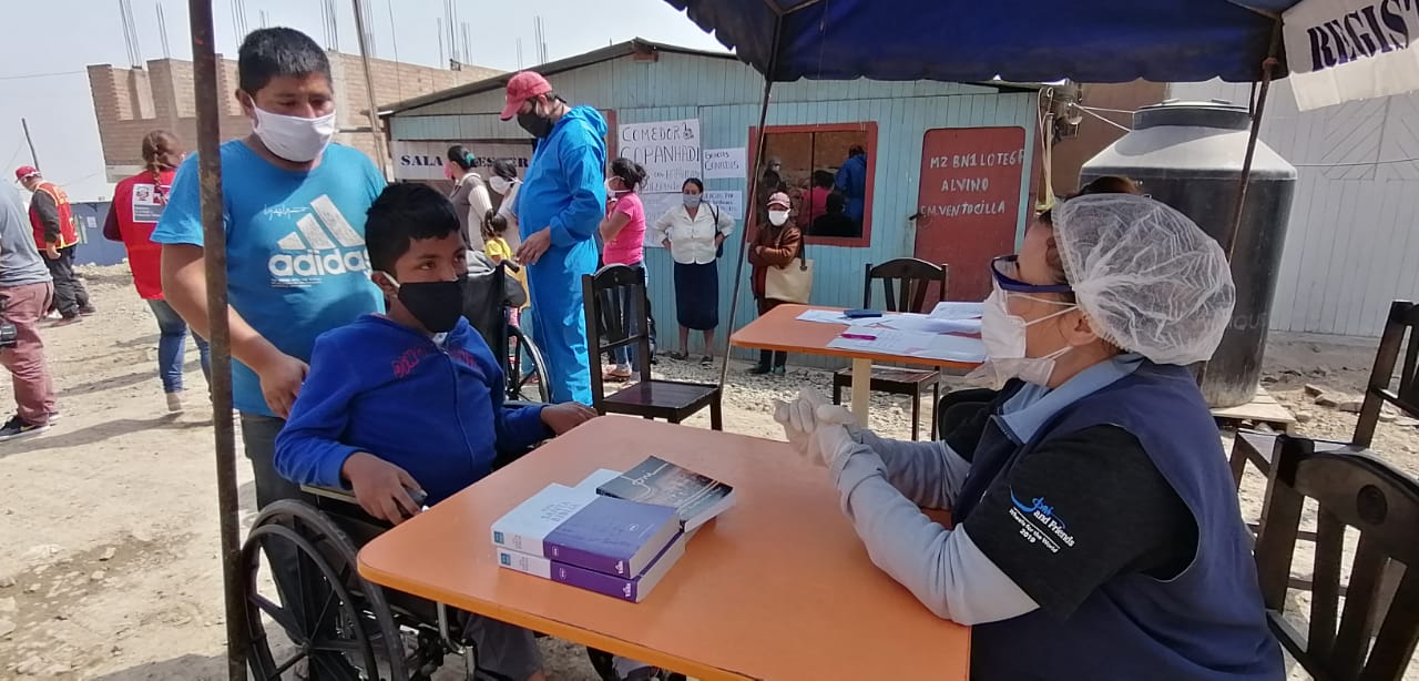 Entrega de sillas en Jicamarca03