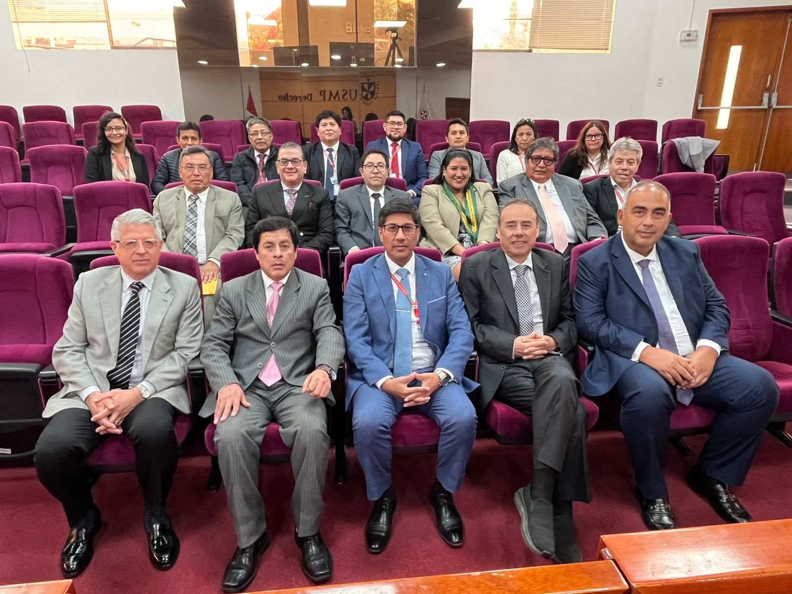 El Ministerio de Justicia y Derechos Humanos (MINJUSDH), a través del Consejo del Notariado, realizó esta mañana el examen escrito del Concurso Público de Méritos para el ingreso a la función notarial. Este proceso, fundamental para fortalecer el acceso a servicios esenciales, permitirá cubrir 56 plazas vacantes en los distritos notariales del Callao, Arequipa, Cajamarca, Cusco y Madre de Dios, zonas donde la presencia de notarios es clave para garantizar seguridad jurídica y una atención oportuna a la ciudadanía.
Para esta evaluación, se inscribieron 182 postulantes, quienes rindieron la prueba a cargo de la Universidad de San Martín de Porres (USMP), en virtud del convenio de cooperación interinstitucional suscrito con el MINJUSDH para garantizar un proceso técnico, transparente y meritocrático.
En el marco de la política del Gobierno para fortalecer la institucionalidad y garantizar que el Estado llegue a todos los territorios, el MINJUSDH reafirmó hoy su compromiso con la seguridad jurídica mediante la supervisión del Concurso Público de Méritos para incorporar 56 nuevos notarios en el país.
Este proceso, diseñado bajo estrictos criterios de transparencia y meritocracia, forma parte de las acciones prioritarias del sector para ampliar la cobertura del servicio notarial y asegurar que más peruanos accedan a trámites esenciales en zonas donde por años la demanda estuvo insatisfecha. Con esta evaluación, el Gobierno avanza en su objetivo de modernizar el sistema notarial y consolidar un Estado más eficiente, cercano y garante de derechos para todos los ciudadanos.
El proceso se llevó a cabo en el campus de la Facultad de Derecho de la Universidad de San Martín de Porres y contó con la participación de representantes de la Fiscalía, los decanos de los Colegios de Notarios de las regiones con plazas a cubrir, así como los decanos de los Colegios de Abogados y miembros de la Junta de Decanos de los Colegios de Notarios del Perú, quienes acompañaron y dieron fe de la transparencia de la evaluación.
Con esta evaluación, el MINJUSDH reafirma su compromiso con uno de los acuerdos prioritarios del sector: promover el acceso a la justicia garantizando una mayor cobertura de servicios notariales en aquellas localidades donde existen plazas vacantes y una demanda ciudadana históricamente pendiente de atención. Este avance representa un paso concreto para acercar el Estado a la población y fortalecer la seguridad jurídica en todo el país.