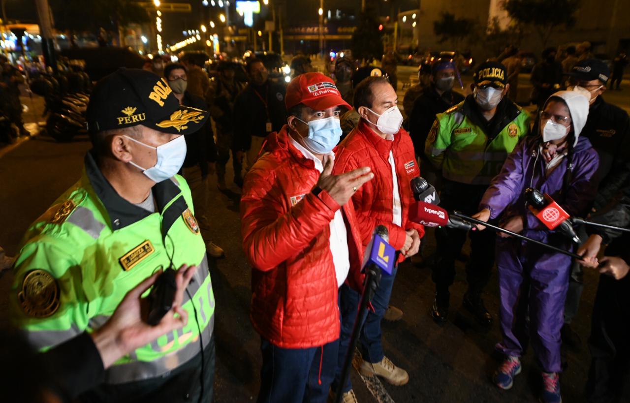 Ministros del Interior y Defensa supervisaron cumplimiento del toque de queda.