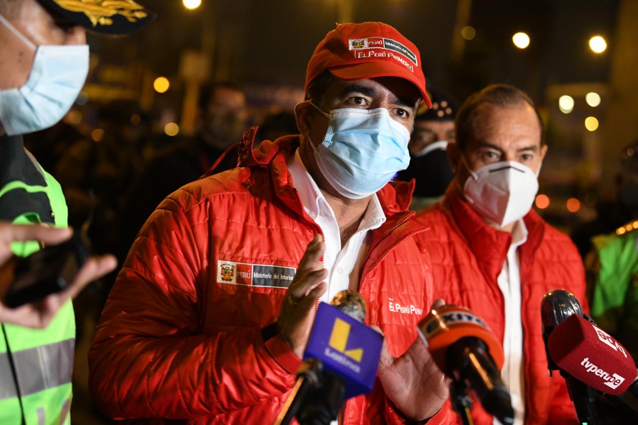 Ministros del Interior y Defensa supervisaron cumplimiento del toque de queda.