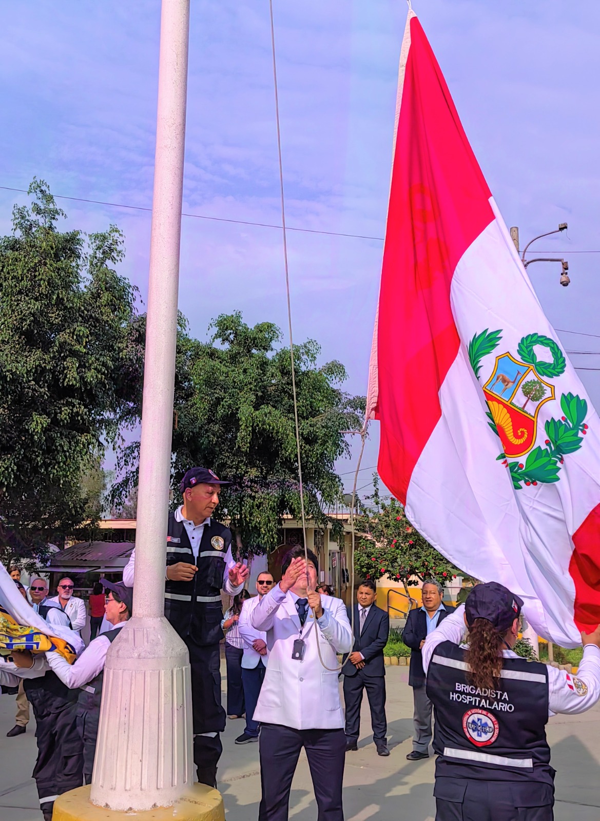 Realizó izamiento del Pabellón Nacional