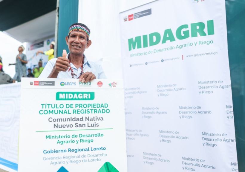Ceremonia de entrega de títulos de propiedad rural en Loreto.
