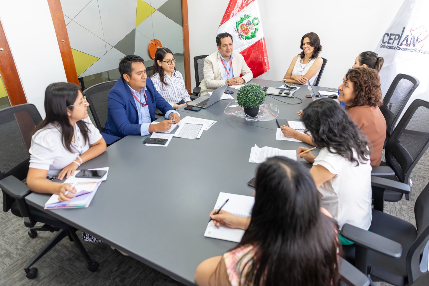 El Ministerio de Justicia y Derechos Humanos (MINJUSDH) y el Centro Nacional de Planeamiento Estratégico (CEPLAN) iniciaron un proceso conjunto de fortalecimiento de capacidades orientado a mejorar la calidad de los servicios de justicia y derechos humanos que recibe la población a nivel nacional.

La iniciativa, impulsada desde la Oficina de Planeamiento y Cooperación del MINJUSDH, busca fortalecer las competencias técnicas de los equipos del sector en la formulación, seguimiento y evaluación de políticas públicas, así como en el planeamiento estratégico institucional, con el objetivo de tomar decisiones más oportunas y basadas en evidencia.

Este trabajo permitirá que los recursos públicos se utilicen de manera más eficiente, articulando de forma efectiva los sistemas de planeamiento, presupuesto y recursos humanos. En la práctica, ello se traduce en mejores programas, servicios más oportunos y una respuesta más eficaz del Estado frente a las necesidades de la ciudadanía en materia de justicia y derechos humanos.

El fortalecimiento de capacidades se desarrolla en concordancia con el Sistema Nacional de Planeamiento Estratégico (SINAPLAN) y el Plan Estratégico de Desarrollo Nacional al 2050, asegurando que las acciones del sector Justicia estén alineadas con los objetivos de desarrollo del país y con una visión de largo plazo centrada en las personas.

Desde el MINJUSDH, y bajo el liderazgo del ministro Walter Martínez Laura, se resaltó que este esfuerzo contribuirá a mejorar los mecanismos de seguimiento y evaluación de los planes y políticas del sector. “Estas acciones permitirán identificar oportunamente brechas, corregir desviaciones y garantizar que las intervenciones públicas generen resultados concretos en favor de la población”, afirmó el ministro.

Con esta articulación, el Ministerio de Justicia y Derechos Humanos reafirma su compromiso con una gestión pública moderna, transparente y orientada a resultados, que fortalece la provisión de servicios de justicia y derechos humanos y contribuye a mejorar la atención que reciben miles de ciudadanos en todo el país. 

