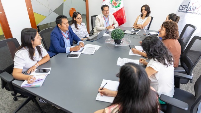 El Ministerio de Justicia y Derechos Humanos (MINJUSDH) y el Centro Nacional de Planeamiento Estratégico (CEPLAN) iniciaron un proceso conjunto de fortalecimiento de capacidades orientado a mejorar la calidad de los servicios de justicia y derechos humanos que recibe la población a nivel nacional.

La iniciativa, impulsada desde la Oficina de Planeamiento y Cooperación del MINJUSDH, busca fortalecer las competencias técnicas de los equipos del sector en la formulación, seguimiento y evaluación de políticas públicas, así como en el planeamiento estratégico institucional, con el objetivo de tomar decisiones más oportunas y basadas en evidencia.

Este trabajo permitirá que los recursos públicos se utilicen de manera más eficiente, articulando de forma efectiva los sistemas de planeamiento, presupuesto y recursos humanos. En la práctica, ello se traduce en mejores programas, servicios más oportunos y una respuesta más eficaz del Estado frente a las necesidades de la ciudadanía en materia de justicia y derechos humanos.

El fortalecimiento de capacidades se desarrolla en concordancia con el Sistema Nacional de Planeamiento Estratégico (SINAPLAN) y el Plan Estratégico de Desarrollo Nacional al 2050, asegurando que las acciones del sector Justicia estén alineadas con los objetivos de desarrollo del país y con una visión de largo plazo centrada en las personas.

Desde el MINJUSDH, y bajo el liderazgo del ministro Walter Martínez Laura, se resaltó que este esfuerzo contribuirá a mejorar los mecanismos de seguimiento y evaluación de los planes y políticas del sector. “Estas acciones permitirán identificar oportunamente brechas, corregir desviaciones y garantizar que las intervenciones públicas generen resultados concretos en favor de la población”, afirmó el ministro.

Con esta articulación, el Ministerio de Justicia y Derechos Humanos reafirma su compromiso con una gestión pública moderna, transparente y orientada a resultados, que fortalece la provisión de servicios de justicia y derechos humanos y contribuye a mejorar la atención que reciben miles de ciudadanos en todo el país. 

