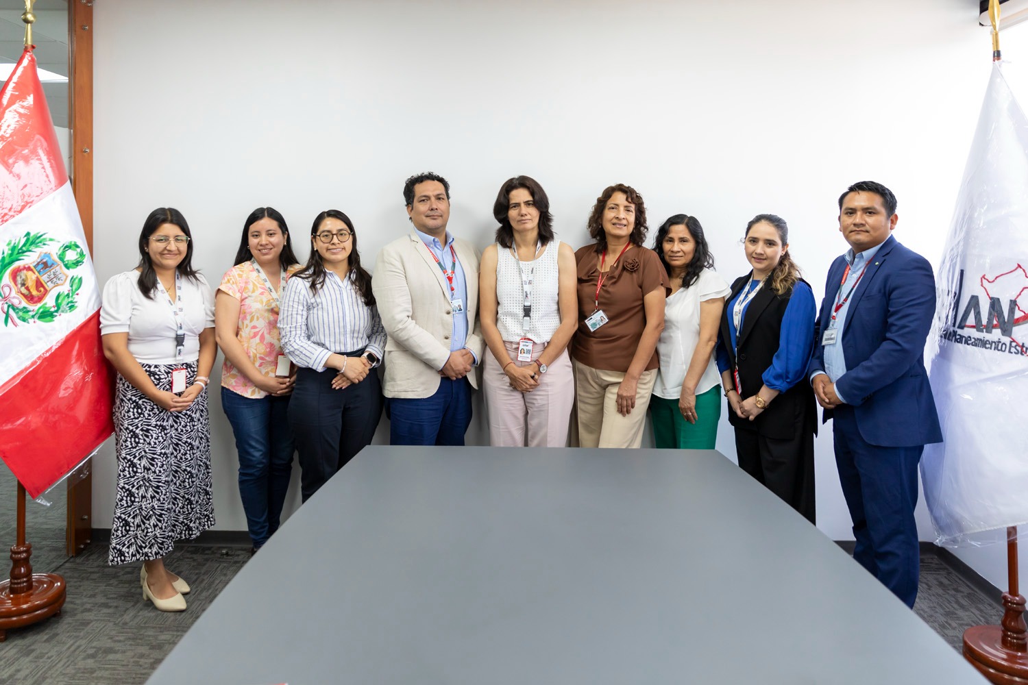 El Ministerio de Justicia y Derechos Humanos (MINJUSDH) y el Centro Nacional de Planeamiento Estratégico (CEPLAN) iniciaron un proceso conjunto de fortalecimiento de capacidades orientado a mejorar la calidad de los servicios de justicia y derechos humanos que recibe la población a nivel nacional.

La iniciativa, impulsada desde la Oficina de Planeamiento y Cooperación del MINJUSDH, busca fortalecer las competencias técnicas de los equipos del sector en la formulación, seguimiento y evaluación de políticas públicas, así como en el planeamiento estratégico institucional, con el objetivo de tomar decisiones más oportunas y basadas en evidencia.

Este trabajo permitirá que los recursos públicos se utilicen de manera más eficiente, articulando de forma efectiva los sistemas de planeamiento, presupuesto y recursos humanos. En la práctica, ello se traduce en mejores programas, servicios más oportunos y una respuesta más eficaz del Estado frente a las necesidades de la ciudadanía en materia de justicia y derechos humanos.

El fortalecimiento de capacidades se desarrolla en concordancia con el Sistema Nacional de Planeamiento Estratégico (SINAPLAN) y el Plan Estratégico de Desarrollo Nacional al 2050, asegurando que las acciones del sector Justicia estén alineadas con los objetivos de desarrollo del país y con una visión de largo plazo centrada en las personas.

Desde el MINJUSDH, y bajo el liderazgo del ministro Walter Martínez Laura, se resaltó que este esfuerzo contribuirá a mejorar los mecanismos de seguimiento y evaluación de los planes y políticas del sector. “Estas acciones permitirán identificar oportunamente brechas, corregir desviaciones y garantizar que las intervenciones públicas generen resultados concretos en favor de la población”, afirmó el ministro.

Con esta articulación, el Ministerio de Justicia y Derechos Humanos reafirma su compromiso con una gestión pública moderna, transparente y orientada a resultados, que fortalece la provisión de servicios de justicia y derechos humanos y contribuye a mejorar la atención que reciben miles de ciudadanos en todo el país. 

