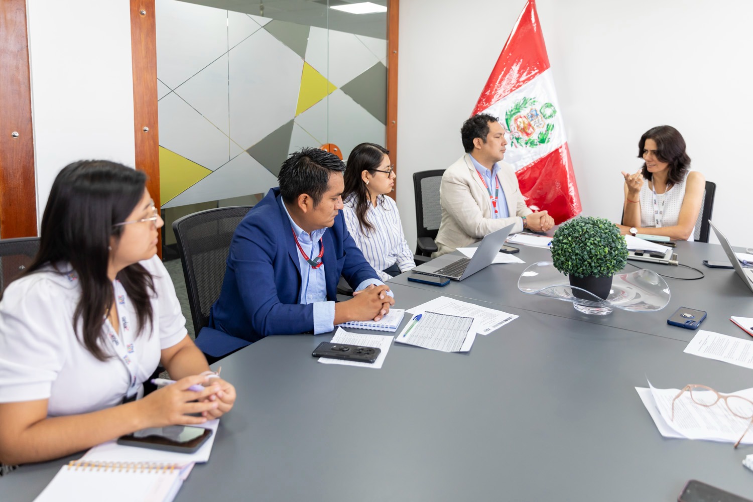 El Ministerio de Justicia y Derechos Humanos (MINJUSDH) y el Centro Nacional de Planeamiento Estratégico (CEPLAN) iniciaron un proceso conjunto de fortalecimiento de capacidades orientado a mejorar la calidad de los servicios de justicia y derechos humanos que recibe la población a nivel nacional.

La iniciativa, impulsada desde la Oficina de Planeamiento y Cooperación del MINJUSDH, busca fortalecer las competencias técnicas de los equipos del sector en la formulación, seguimiento y evaluación de políticas públicas, así como en el planeamiento estratégico institucional, con el objetivo de tomar decisiones más oportunas y basadas en evidencia.

Este trabajo permitirá que los recursos públicos se utilicen de manera más eficiente, articulando de forma efectiva los sistemas de planeamiento, presupuesto y recursos humanos. En la práctica, ello se traduce en mejores programas, servicios más oportunos y una respuesta más eficaz del Estado frente a las necesidades de la ciudadanía en materia de justicia y derechos humanos.

El fortalecimiento de capacidades se desarrolla en concordancia con el Sistema Nacional de Planeamiento Estratégico (SINAPLAN) y el Plan Estratégico de Desarrollo Nacional al 2050, asegurando que las acciones del sector Justicia estén alineadas con los objetivos de desarrollo del país y con una visión de largo plazo centrada en las personas.

Desde el MINJUSDH, y bajo el liderazgo del ministro Walter Martínez Laura, se resaltó que este esfuerzo contribuirá a mejorar los mecanismos de seguimiento y evaluación de los planes y políticas del sector. “Estas acciones permitirán identificar oportunamente brechas, corregir desviaciones y garantizar que las intervenciones públicas generen resultados concretos en favor de la población”, afirmó el ministro.

Con esta articulación, el Ministerio de Justicia y Derechos Humanos reafirma su compromiso con una gestión pública moderna, transparente y orientada a resultados, que fortalece la provisión de servicios de justicia y derechos humanos y contribuye a mejorar la atención que reciben miles de ciudadanos en todo el país. 

