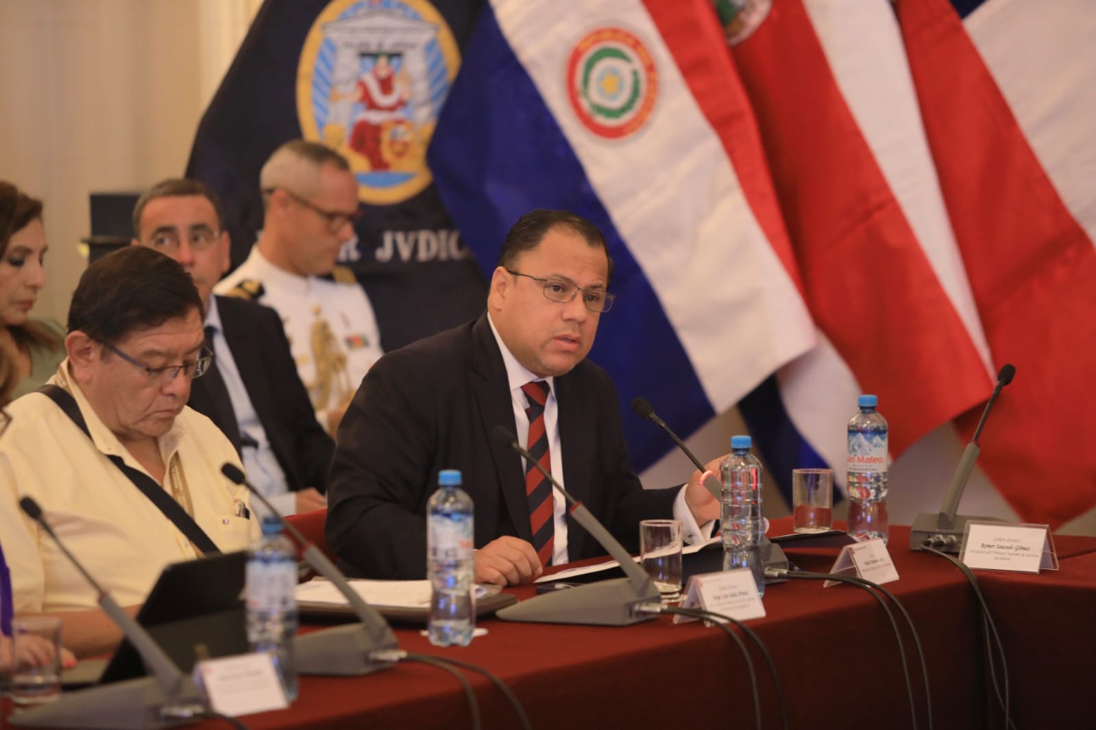 El acceso a la justicia como pilar del Estado de Derecho y condición indispensable para el ejercicio de todos los derechos humanos fue el eje central de la ponencia magistral “Acceso a la justicia”, presentada por el ministro de Justicia y Derechos Humanos, Walter Martínez Laura, durante el Congreso Internacional de Cortes de Justicia: 200 años de los Poderes Judiciales en América Latina, que reunió en Lima a presidentes y jueces supremos de la región.

En su intervención, el ministro subrayó que hablar de justicia no implica únicamente normas o instituciones, sino personas reales que buscan protección, reparación y confianza en el Estado. “Cuando una persona no puede defenderse, denunciar o reclamar, el Estado no debe fallar en su función más básica: proteger la dignidad humana”, afirmó, al calificar el acceso a la justicia como el “derecho de los derechos”.

Martínez Laura recordó que el Ministerio de Justicia y Derechos Humanos (MINJUSDH) tiene un mandato constitucional claro para garantizar mecanismos de justicia accesibles, oportunos y sin discriminación, con especial énfasis en las personas en situación de vulnerabilidad. En esa línea, advirtió que la justicia no debe ser un privilegio, sino un derecho efectivo para todos los ciudadanos.

Durante su exposición magistral, el titular del sector presentó cifras que reflejan la magnitud del desafío: más del 35 % de los peruanos, equivalente a 8.6 millones de personas, ha enfrentado al menos un conflicto legal en los últimos dos años, mientras que el 70 % de la población considera que el Estado hace poco o nada por garantizar el acceso a la justicia. “La justicia no es un tema marginal; es un problema estructural que impacta directamente en la vida diaria de la población”, sostuvo.

En esa línea, destacó que el acceso a la justicia forma parte de los principales instrumentos de planificación del país, como el Acuerdo Nacional, el Plan Estratégico de Desarrollo Nacional al 2050 y la Política Pública de Reforma del Sistema de Justicia 2021-2025, lo que evidencia un compromiso de Estado para construir instituciones sólidas y confiables.

Martínez Laura también identificó las principales brechas en el acceso a la justicia, entre ellas la discriminación por género o condición de vulnerabilidad, la falta de un enfoque centrado en las personas, y las dificultades geográficas del país. Frente a ello, anunció que el MINJUSDH avanza en la elaboración de la Política Nacional Multisectorial del Sistema de Justicia, alineada a estándares internacionales y recomendaciones de la OCDE.

Uno de los ejes más relevantes de su ponencia fue el rol de la Defensa Pública, servicio mediante el cual el Estado garantiza asesoría legal gratuita y patrocinio a personas de escasos recursos. Este servicio abarca materias penales, civiles, familiares, laborales y administrativas, así como la defensa especializada de víctimas y la conciliación extrajudicial gratuita.




Los resultados, remarcó, son concretos: entre enero y octubre de 2025, la Defensa Pública brindó más de un millón de atenciones y generó un ahorro superior a 287 millones de soles para la ciudadanía, en comparación con los costos de una defensa privada.

Al cierre de su participación, el ministro anunció la creación de Superintendencia de Defensa Pública como una muestra del compromiso del Estado por fortalecer los servicios que brinda al ciudadano y un espacio donde la justicia esté verdaderamente al servicio de las personas. “El acceso a la justicia no es solo una política pública; es una expresión concreta del respeto a la dignidad humana”, concluyó.

La exposición del titular del MINJUSDH se realizó en el bloque temático “Justicia para el siglo XXI”, ante magistrados supremos, académicos y expertos de diversos países de la región, y fue liderada por la presidenta del Poder Judicial del Perú, Janet Tello Gillardi, así como con la participación de María Cristina Chen Stanziola, presidenta de la Corte Suprema de Justicia de Panamá; Orlando Aguirre Gómez, presidente de la Corte Suprema de Justicia de Costa Rica; John Pérez Brignani, presidente del Poder Judicial de la República Oriental del Uruguay; y Rómer Saucedo Gómez, presidente de la Corte Suprema de Justicia de Bolivia.

