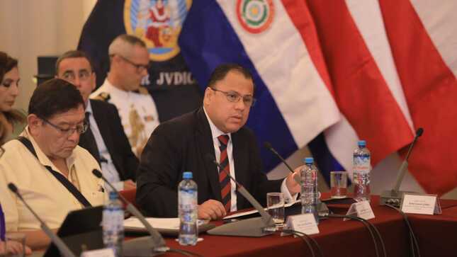 El acceso a la justicia como pilar del Estado de Derecho y condición indispensable para el ejercicio de todos los derechos humanos fue el eje central de la ponencia magistral “Acceso a la justicia”, presentada por el ministro de Justicia y Derechos Humanos, Walter Martínez Laura, durante el Congreso Internacional de Cortes de Justicia: 200 años de los Poderes Judiciales en América Latina, que reunió en Lima a presidentes y jueces supremos de la región.

En su intervención, el ministro subrayó que hablar de justicia no implica únicamente normas o instituciones, sino personas reales que buscan protección, reparación y confianza en el Estado. “Cuando una persona no puede defenderse, denunciar o reclamar, el Estado no debe fallar en su función más básica: proteger la dignidad humana”, afirmó, al calificar el acceso a la justicia como el “derecho de los derechos”.

Martínez Laura recordó que el Ministerio de Justicia y Derechos Humanos (MINJUSDH) tiene un mandato constitucional claro para garantizar mecanismos de justicia accesibles, oportunos y sin discriminación, con especial énfasis en las personas en situación de vulnerabilidad. En esa línea, advirtió que la justicia no debe ser un privilegio, sino un derecho efectivo para todos los ciudadanos.

Durante su exposición magistral, el titular del sector presentó cifras que reflejan la magnitud del desafío: más del 35 % de los peruanos, equivalente a 8.6 millones de personas, ha enfrentado al menos un conflicto legal en los últimos dos años, mientras que el 70 % de la población considera que el Estado hace poco o nada por garantizar el acceso a la justicia. “La justicia no es un tema marginal; es un problema estructural que impacta directamente en la vida diaria de la población”, sostuvo.

En esa línea, destacó que el acceso a la justicia forma parte de los principales instrumentos de planificación del país, como el Acuerdo Nacional, el Plan Estratégico de Desarrollo Nacional al 2050 y la Política Pública de Reforma del Sistema de Justicia 2021-2025, lo que evidencia un compromiso de Estado para construir instituciones sólidas y confiables.

Martínez Laura también identificó las principales brechas en el acceso a la justicia, entre ellas la discriminación por género o condición de vulnerabilidad, la falta de un enfoque centrado en las personas, y las dificultades geográficas del país. Frente a ello, anunció que el MINJUSDH avanza en la elaboración de la Política Nacional Multisectorial del Sistema de Justicia, alineada a estándares internacionales y recomendaciones de la OCDE.

Uno de los ejes más relevantes de su ponencia fue el rol de la Defensa Pública, servicio mediante el cual el Estado garantiza asesoría legal gratuita y patrocinio a personas de escasos recursos. Este servicio abarca materias penales, civiles, familiares, laborales y administrativas, así como la defensa especializada de víctimas y la conciliación extrajudicial gratuita.




Los resultados, remarcó, son concretos: entre enero y octubre de 2025, la Defensa Pública brindó más de un millón de atenciones y generó un ahorro superior a 287 millones de soles para la ciudadanía, en comparación con los costos de una defensa privada.

Al cierre de su participación, el ministro anunció la creación de Superintendencia de Defensa Pública como una muestra del compromiso del Estado por fortalecer los servicios que brinda al ciudadano y un espacio donde la justicia esté verdaderamente al servicio de las personas. “El acceso a la justicia no es solo una política pública; es una expresión concreta del respeto a la dignidad humana”, concluyó.

La exposición del titular del MINJUSDH se realizó en el bloque temático “Justicia para el siglo XXI”, ante magistrados supremos, académicos y expertos de diversos países de la región, y fue liderada por la presidenta del Poder Judicial del Perú, Janet Tello Gillardi, así como con la participación de María Cristina Chen Stanziola, presidenta de la Corte Suprema de Justicia de Panamá; Orlando Aguirre Gómez, presidente de la Corte Suprema de Justicia de Costa Rica; John Pérez Brignani, presidente del Poder Judicial de la República Oriental del Uruguay; y Rómer Saucedo Gómez, presidente de la Corte Suprema de Justicia de Bolivia.

