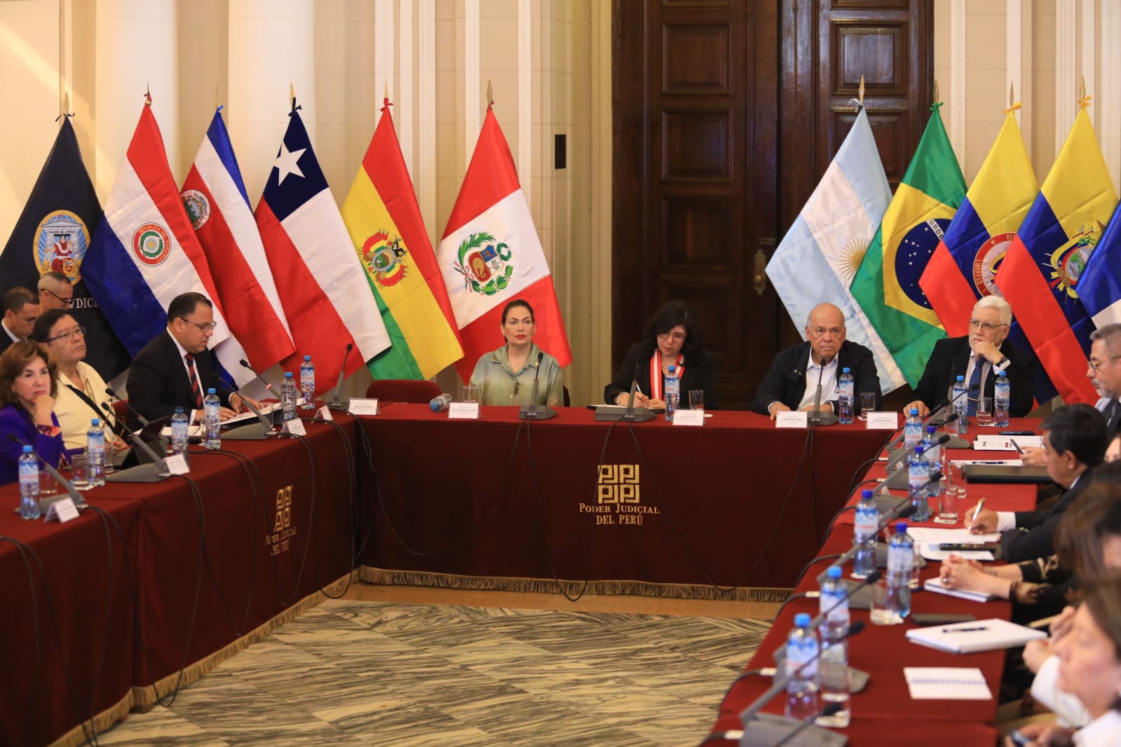 El acceso a la justicia como pilar del Estado de Derecho y condición indispensable para el ejercicio de todos los derechos humanos fue el eje central de la ponencia magistral “Acceso a la justicia”, presentada por el ministro de Justicia y Derechos Humanos, Walter Martínez Laura, durante el Congreso Internacional de Cortes de Justicia: 200 años de los Poderes Judiciales en América Latina, que reunió en Lima a presidentes y jueces supremos de la región.

En su intervención, el ministro subrayó que hablar de justicia no implica únicamente normas o instituciones, sino personas reales que buscan protección, reparación y confianza en el Estado. “Cuando una persona no puede defenderse, denunciar o reclamar, el Estado no debe fallar en su función más básica: proteger la dignidad humana”, afirmó, al calificar el acceso a la justicia como el “derecho de los derechos”.

Martínez Laura recordó que el Ministerio de Justicia y Derechos Humanos (MINJUSDH) tiene un mandato constitucional claro para garantizar mecanismos de justicia accesibles, oportunos y sin discriminación, con especial énfasis en las personas en situación de vulnerabilidad. En esa línea, advirtió que la justicia no debe ser un privilegio, sino un derecho efectivo para todos los ciudadanos.

Durante su exposición magistral, el titular del sector presentó cifras que reflejan la magnitud del desafío: más del 35 % de los peruanos, equivalente a 8.6 millones de personas, ha enfrentado al menos un conflicto legal en los últimos dos años, mientras que el 70 % de la población considera que el Estado hace poco o nada por garantizar el acceso a la justicia. “La justicia no es un tema marginal; es un problema estructural que impacta directamente en la vida diaria de la población”, sostuvo.

En esa línea, destacó que el acceso a la justicia forma parte de los principales instrumentos de planificación del país, como el Acuerdo Nacional, el Plan Estratégico de Desarrollo Nacional al 2050 y la Política Pública de Reforma del Sistema de Justicia 2021-2025, lo que evidencia un compromiso de Estado para construir instituciones sólidas y confiables.

Martínez Laura también identificó las principales brechas en el acceso a la justicia, entre ellas la discriminación por género o condición de vulnerabilidad, la falta de un enfoque centrado en las personas, y las dificultades geográficas del país. Frente a ello, anunció que el MINJUSDH avanza en la elaboración de la Política Nacional Multisectorial del Sistema de Justicia, alineada a estándares internacionales y recomendaciones de la OCDE.

Uno de los ejes más relevantes de su ponencia fue el rol de la Defensa Pública, servicio mediante el cual el Estado garantiza asesoría legal gratuita y patrocinio a personas de escasos recursos. Este servicio abarca materias penales, civiles, familiares, laborales y administrativas, así como la defensa especializada de víctimas y la conciliación extrajudicial gratuita.




Los resultados, remarcó, son concretos: entre enero y octubre de 2025, la Defensa Pública brindó más de un millón de atenciones y generó un ahorro superior a 287 millones de soles para la ciudadanía, en comparación con los costos de una defensa privada.

Al cierre de su participación, el ministro anunció la creación de Superintendencia de Defensa Pública como una muestra del compromiso del Estado por fortalecer los servicios que brinda al ciudadano y un espacio donde la justicia esté verdaderamente al servicio de las personas. “El acceso a la justicia no es solo una política pública; es una expresión concreta del respeto a la dignidad humana”, concluyó.

La exposición del titular del MINJUSDH se realizó en el bloque temático “Justicia para el siglo XXI”, ante magistrados supremos, académicos y expertos de diversos países de la región, y fue liderada por la presidenta del Poder Judicial del Perú, Janet Tello Gillardi, así como con la participación de María Cristina Chen Stanziola, presidenta de la Corte Suprema de Justicia de Panamá; Orlando Aguirre Gómez, presidente de la Corte Suprema de Justicia de Costa Rica; John Pérez Brignani, presidente del Poder Judicial de la República Oriental del Uruguay; y Rómer Saucedo Gómez, presidente de la Corte Suprema de Justicia de Bolivia.

