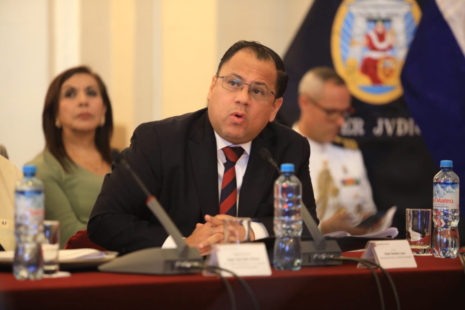 El acceso a la justicia como pilar del Estado de Derecho y condición indispensable para el ejercicio de todos los derechos humanos fue el eje central de la ponencia magistral “Acceso a la justicia”, presentada por el ministro de Justicia y Derechos Humanos, Walter Martínez Laura, durante el Congreso Internacional de Cortes de Justicia: 200 años de los Poderes Judiciales en América Latina, que reunió en Lima a presidentes y jueces supremos de la región.

En su intervención, el ministro subrayó que hablar de justicia no implica únicamente normas o instituciones, sino personas reales que buscan protección, reparación y confianza en el Estado. “Cuando una persona no puede defenderse, denunciar o reclamar, el Estado no debe fallar en su función más básica: proteger la dignidad humana”, afirmó, al calificar el acceso a la justicia como el “derecho de los derechos”.

Martínez Laura recordó que el Ministerio de Justicia y Derechos Humanos (MINJUSDH) tiene un mandato constitucional claro para garantizar mecanismos de justicia accesibles, oportunos y sin discriminación, con especial énfasis en las personas en situación de vulnerabilidad. En esa línea, advirtió que la justicia no debe ser un privilegio, sino un derecho efectivo para todos los ciudadanos.

Durante su exposición magistral, el titular del sector presentó cifras que reflejan la magnitud del desafío: más del 35 % de los peruanos, equivalente a 8.6 millones de personas, ha enfrentado al menos un conflicto legal en los últimos dos años, mientras que el 70 % de la población considera que el Estado hace poco o nada por garantizar el acceso a la justicia. “La justicia no es un tema marginal; es un problema estructural que impacta directamente en la vida diaria de la población”, sostuvo.

En esa línea, destacó que el acceso a la justicia forma parte de los principales instrumentos de planificación del país, como el Acuerdo Nacional, el Plan Estratégico de Desarrollo Nacional al 2050 y la Política Pública de Reforma del Sistema de Justicia 2021-2025, lo que evidencia un compromiso de Estado para construir instituciones sólidas y confiables.

Martínez Laura también identificó las principales brechas en el acceso a la justicia, entre ellas la discriminación por género o condición de vulnerabilidad, la falta de un enfoque centrado en las personas, y las dificultades geográficas del país. Frente a ello, anunció que el MINJUSDH avanza en la elaboración de la Política Nacional Multisectorial del Sistema de Justicia, alineada a estándares internacionales y recomendaciones de la OCDE.

Uno de los ejes más relevantes de su ponencia fue el rol de la Defensa Pública, servicio mediante el cual el Estado garantiza asesoría legal gratuita y patrocinio a personas de escasos recursos. Este servicio abarca materias penales, civiles, familiares, laborales y administrativas, así como la defensa especializada de víctimas y la conciliación extrajudicial gratuita.




Los resultados, remarcó, son concretos: entre enero y octubre de 2025, la Defensa Pública brindó más de un millón de atenciones y generó un ahorro superior a 287 millones de soles para la ciudadanía, en comparación con los costos de una defensa privada.

Al cierre de su participación, el ministro anunció la creación de Superintendencia de Defensa Pública como una muestra del compromiso del Estado por fortalecer los servicios que brinda al ciudadano y un espacio donde la justicia esté verdaderamente al servicio de las personas. “El acceso a la justicia no es solo una política pública; es una expresión concreta del respeto a la dignidad humana”, concluyó.

La exposición del titular del MINJUSDH se realizó en el bloque temático “Justicia para el siglo XXI”, ante magistrados supremos, académicos y expertos de diversos países de la región, y fue liderada por la presidenta del Poder Judicial del Perú, Janet Tello Gillardi, así como con la participación de María Cristina Chen Stanziola, presidenta de la Corte Suprema de Justicia de Panamá; Orlando Aguirre Gómez, presidente de la Corte Suprema de Justicia de Costa Rica; John Pérez Brignani, presidente del Poder Judicial de la República Oriental del Uruguay; y Rómer Saucedo Gómez, presidente de la Corte Suprema de Justicia de Bolivia.

