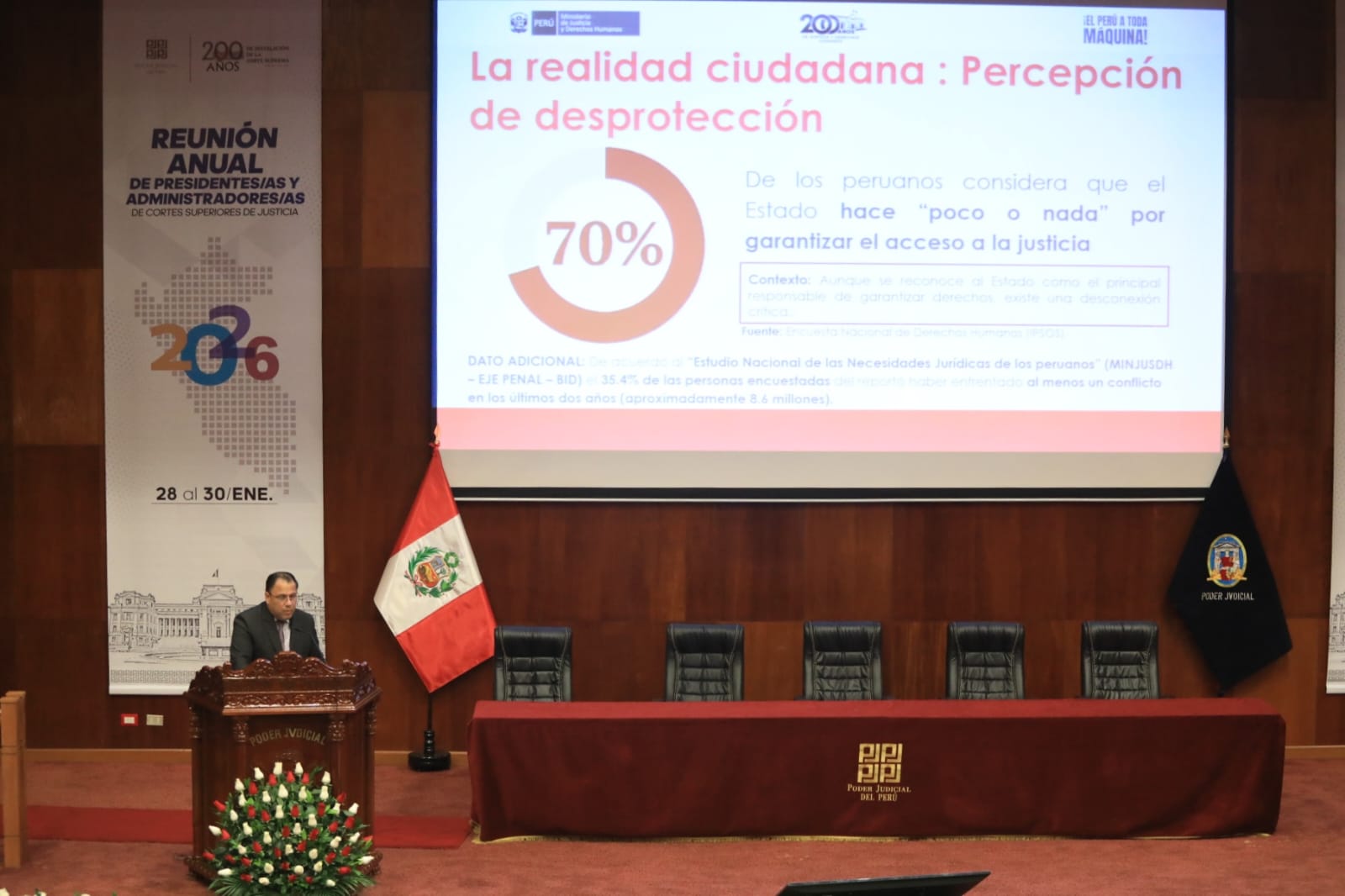 El ministro de Justicia y Derechos Humanos, Walter Martínez Laura, participó en la Reunión Anual 2026 de presidentas y presidentes de las 35 Cortes Superiores del país, realizada en Lima, donde presentó una visión estratégica sobre el futuro de la justicia en el Perú, con énfasis en el enfoque territorial y el fortalecimiento del acceso a la justicia para la ciudadanía, especialmente para las personas en condición de vulnerabilidad.
 
Durante su exposición titulada “Futuro de la justicia en el Perú: una mirada desde el territorio”, el titular del MINJUSDH remarcó que el acceso a la justicia constituye uno de los pilares fundamentales del Estado de derecho. “Aquí no hablamos solo de normas o de instituciones; hablamos de personas, de ciudadanos que buscan protección y reparación, y que ello genere confianza en el Estado”, señaló.
 
En ese sentido, explicó que la política del sector Justicia está orientada a identificar brechas y definir el rumbo del país en esta materia.
 
“El Ministerio de Justicia y Derechos Humanos tiene un mandato claro: garantizar el acceso a la justicia con énfasis en las personas en condición de vulnerabilidad”, subrayó. También agregó que “acceder a la justicia no debe ser un privilegio, sino un derecho efectivo, sin discriminación, con mecanismos oportunos, accesibles y culturalmente pertinentes”.
 
Asimismo, recordó que, conforme a la doctrina internacional, el acceso a la justicia es la puerta de entrada para el ejercicio de todos los derechos humanos, por lo que, aunque no esté expresamente positivizado en la Constitución, debe ser entendido como un derecho fundamental.
 
De igual manera, el ministro Walter Martínez Laura, destacó los resultados concretos de la Defensa Pública. Informó que, entre los años 2023 y 2025, este servicio permitió a los peruanos ahorrar más de 600 millones de soles en gastos de defensa legal, monto que los usuarios habrían asumido de manera particular. A ello se suma que, en el mismo periodo de tiempo, se lograron obtener más de 150 millones de soles a favor de los usuarios en pensiones de alimentos y reparaciones civiles.
 
Finalmente, reafirmó el compromiso del sector de impulsar una justicia más cercana y confiable. “Nuestro compromiso es claro: transitar de un sistema de desconfianza a uno de garantía equitativa, con una justicia centrada en las necesidades jurídicas de los peruanos, en especial de la población vulnerable”, sostuvo.
 
En esa línea, concluyó que “el acceso a la justicia no solo es una política pública, es una expresión concreta del respeto a la dignidad humana”, y que el Estado tiene “la responsabilidad histórica de garantizar que nadie quede fuera del sistema de justicia, siempre en beneficio de nuestra población”.