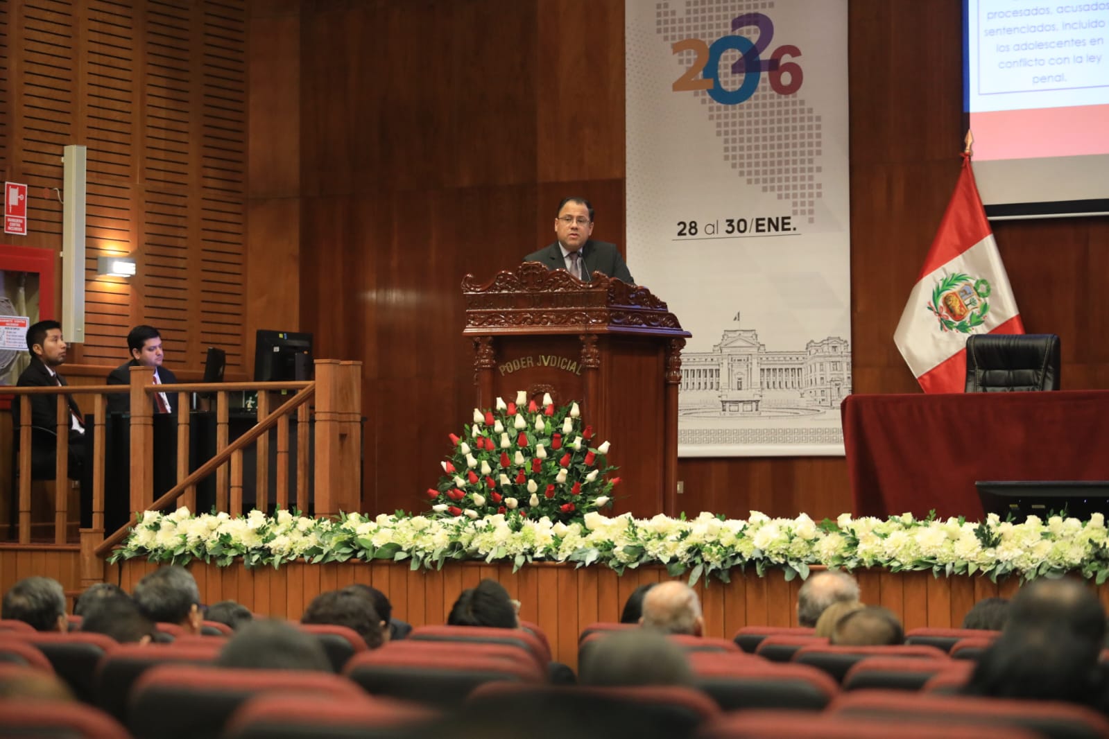 El ministro de Justicia y Derechos Humanos, Walter Martínez Laura, participó en la Reunión Anual 2026 de presidentas y presidentes de las 35 Cortes Superiores del país, realizada en Lima, donde presentó una visión estratégica sobre el futuro de la justicia en el Perú, con énfasis en el enfoque territorial y el fortalecimiento del acceso a la justicia para la ciudadanía, especialmente para las personas en condición de vulnerabilidad.
 
Durante su exposición titulada “Futuro de la justicia en el Perú: una mirada desde el territorio”, el titular del MINJUSDH remarcó que el acceso a la justicia constituye uno de los pilares fundamentales del Estado de derecho. “Aquí no hablamos solo de normas o de instituciones; hablamos de personas, de ciudadanos que buscan protección y reparación, y que ello genere confianza en el Estado”, señaló.
 
En ese sentido, explicó que la política del sector Justicia está orientada a identificar brechas y definir el rumbo del país en esta materia.
 
“El Ministerio de Justicia y Derechos Humanos tiene un mandato claro: garantizar el acceso a la justicia con énfasis en las personas en condición de vulnerabilidad”, subrayó. También agregó que “acceder a la justicia no debe ser un privilegio, sino un derecho efectivo, sin discriminación, con mecanismos oportunos, accesibles y culturalmente pertinentes”.
 
Asimismo, recordó que, conforme a la doctrina internacional, el acceso a la justicia es la puerta de entrada para el ejercicio de todos los derechos humanos, por lo que, aunque no esté expresamente positivizado en la Constitución, debe ser entendido como un derecho fundamental.
 
De igual manera, el ministro Walter Martínez Laura, destacó los resultados concretos de la Defensa Pública. Informó que, entre los años 2023 y 2025, este servicio permitió a los peruanos ahorrar más de 600 millones de soles en gastos de defensa legal, monto que los usuarios habrían asumido de manera particular. A ello se suma que, en el mismo periodo de tiempo, se lograron obtener más de 150 millones de soles a favor de los usuarios en pensiones de alimentos y reparaciones civiles.
 
Finalmente, reafirmó el compromiso del sector de impulsar una justicia más cercana y confiable. “Nuestro compromiso es claro: transitar de un sistema de desconfianza a uno de garantía equitativa, con una justicia centrada en las necesidades jurídicas de los peruanos, en especial de la población vulnerable”, sostuvo.
 
En esa línea, concluyó que “el acceso a la justicia no solo es una política pública, es una expresión concreta del respeto a la dignidad humana”, y que el Estado tiene “la responsabilidad histórica de garantizar que nadie quede fuera del sistema de justicia, siempre en beneficio de nuestra población”.