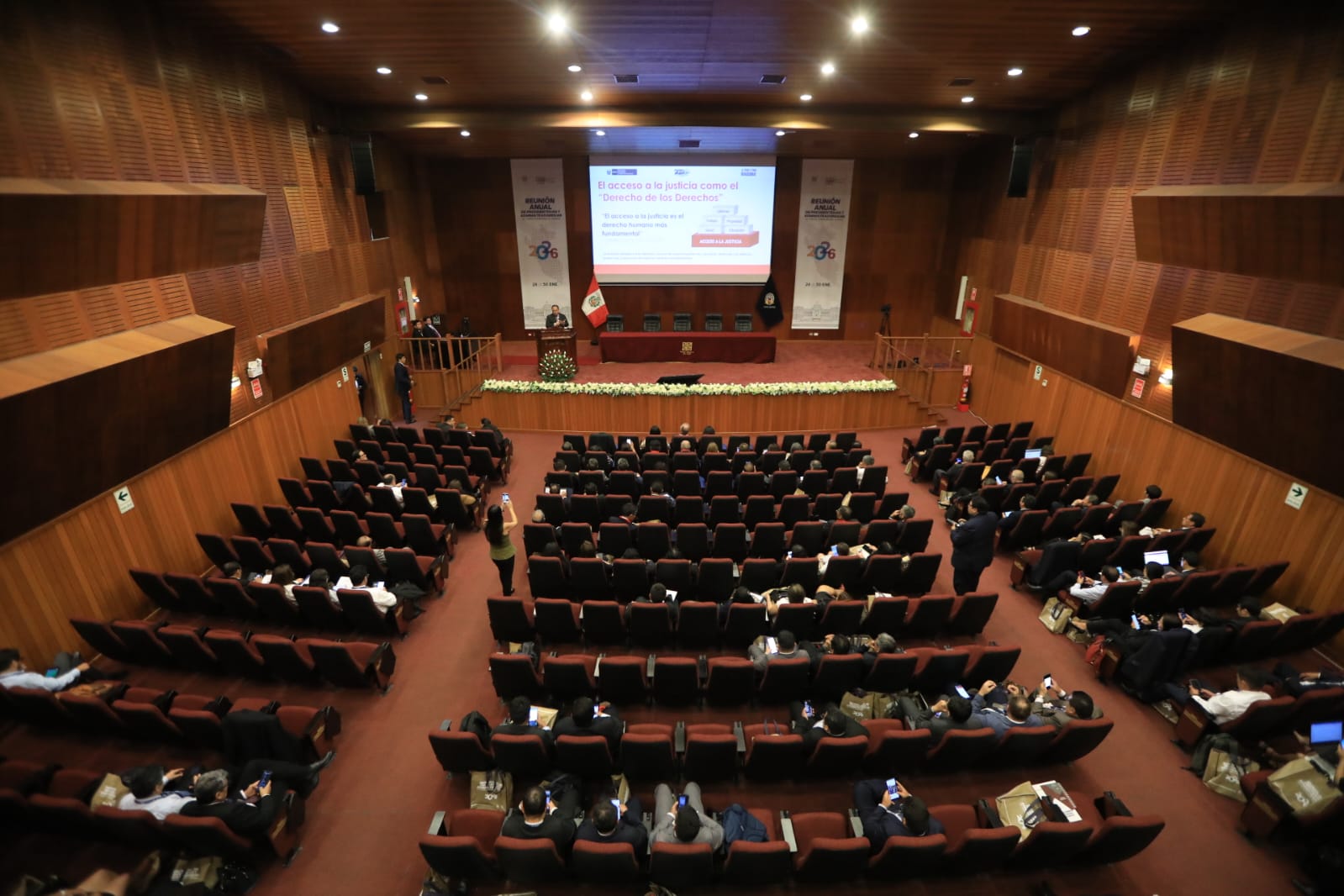 El ministro de Justicia y Derechos Humanos, Walter Martínez Laura, participó en la Reunión Anual 2026 de presidentas y presidentes de las 35 Cortes Superiores del país, realizada en Lima, donde presentó una visión estratégica sobre el futuro de la justicia en el Perú, con énfasis en el enfoque territorial y el fortalecimiento del acceso a la justicia para la ciudadanía, especialmente para las personas en condición de vulnerabilidad.
 
Durante su exposición titulada “Futuro de la justicia en el Perú: una mirada desde el territorio”, el titular del MINJUSDH remarcó que el acceso a la justicia constituye uno de los pilares fundamentales del Estado de derecho. “Aquí no hablamos solo de normas o de instituciones; hablamos de personas, de ciudadanos que buscan protección y reparación, y que ello genere confianza en el Estado”, señaló.
 
En ese sentido, explicó que la política del sector Justicia está orientada a identificar brechas y definir el rumbo del país en esta materia.
 
“El Ministerio de Justicia y Derechos Humanos tiene un mandato claro: garantizar el acceso a la justicia con énfasis en las personas en condición de vulnerabilidad”, subrayó. También agregó que “acceder a la justicia no debe ser un privilegio, sino un derecho efectivo, sin discriminación, con mecanismos oportunos, accesibles y culturalmente pertinentes”.
 
Asimismo, recordó que, conforme a la doctrina internacional, el acceso a la justicia es la puerta de entrada para el ejercicio de todos los derechos humanos, por lo que, aunque no esté expresamente positivizado en la Constitución, debe ser entendido como un derecho fundamental.
 
De igual manera, el ministro Walter Martínez Laura, destacó los resultados concretos de la Defensa Pública. Informó que, entre los años 2023 y 2025, este servicio permitió a los peruanos ahorrar más de 600 millones de soles en gastos de defensa legal, monto que los usuarios habrían asumido de manera particular. A ello se suma que, en el mismo periodo de tiempo, se lograron obtener más de 150 millones de soles a favor de los usuarios en pensiones de alimentos y reparaciones civiles.
 
Finalmente, reafirmó el compromiso del sector de impulsar una justicia más cercana y confiable. “Nuestro compromiso es claro: transitar de un sistema de desconfianza a uno de garantía equitativa, con una justicia centrada en las necesidades jurídicas de los peruanos, en especial de la población vulnerable”, sostuvo.
 
En esa línea, concluyó que “el acceso a la justicia no solo es una política pública, es una expresión concreta del respeto a la dignidad humana”, y que el Estado tiene “la responsabilidad histórica de garantizar que nadie quede fuera del sistema de justicia, siempre en beneficio de nuestra población”.
