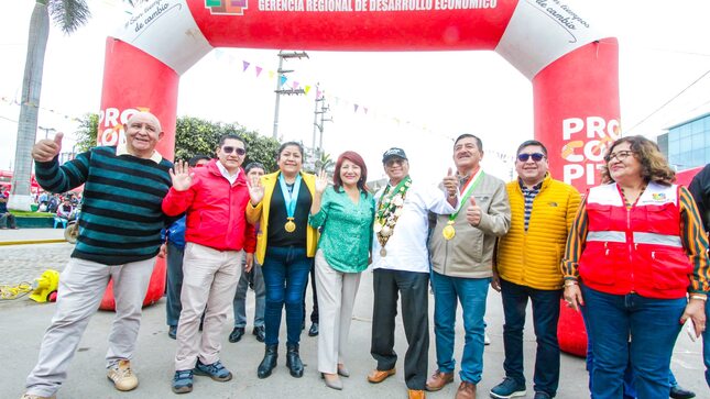 Gobernadora Rosa Vásquez, impulsa la gastronomía local en el ii festicerdo de Nuevo Imperial.