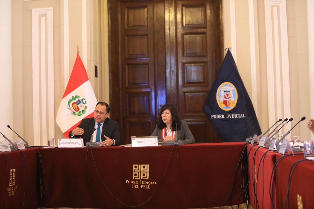 El ministro de Justicia y Derechos Humanos, Walter Martínez Laura, participó en la primera sesión del Consejo Nacional de Justicia Especializado en Flagrancia Delictiva, liderada por la presidenta del Poder Judicial, Janet Tello Gilardi, donde destacó el compromiso del sector para fortalecer las Unidades de Flagrancia como un mecanismo importante para reforzar la seguridad ciudadana y la lucha contra el crimen en el país.

Durante su intervención, el titular del MINJUSDH destacó la importancia estratégica de las unidades de flagrancia para el sistema de justicia, y reconoció que persisten desafíos para lograr un compromiso pleno y uniforme de todas las instituciones que lo integran. En ese sentido, subrayó la necesidad de fortalecer el sistema a nivel nacional, especialmente en aspectos como presupuesto, infraestructura y dotación de personal en las unidades que ya se encuentran en funcionamiento.

El ministro resaltó el rol activo del Ministerio de Justicia y Derechos Humanos, a través de la Defensa Pública, en el funcionamiento de estas unidades, precisando que su participación garantiza la defensa técnica desde las primeras etapas del proceso, como una medida preventiva y de respeto a los derechos de las personas intervenidas.

Detalló que las unidades de flagrancia respondieron con eficiencia a una amplia diversidad delictiva, logrando atender un total de 105 tipos de delitos. Precisó que sus resultados evidencian su alta capacidad operativa y que están preparadas para enfrentar cualquier proceso en flagrancia sin excepción ni distinción de delitos

Asimismo, hizo un llamado a reforzar el compromiso conjunto de todos los actores del sistema de justicia, señalando que solo mediante una acción coordinada y sostenida se podrá asegurar que estas unidades de flagrancia operen de manera eficaz, conforme a los objetivos para los que fueron creadas.

La sesión contó con la participación del director general de la Defensa Pública, Jorge Gibbons Ventura, del director de Seguridad Penitenciaria del Instituto Nacional Penitenciario (INPE), Henry García, así como representantes de las instituciones que conforman el sistema de justicia, reafirmando el carácter interinstitucional de esta comisión y su compromiso con una justicia más eficiente y cercana a la ciudadanía.


