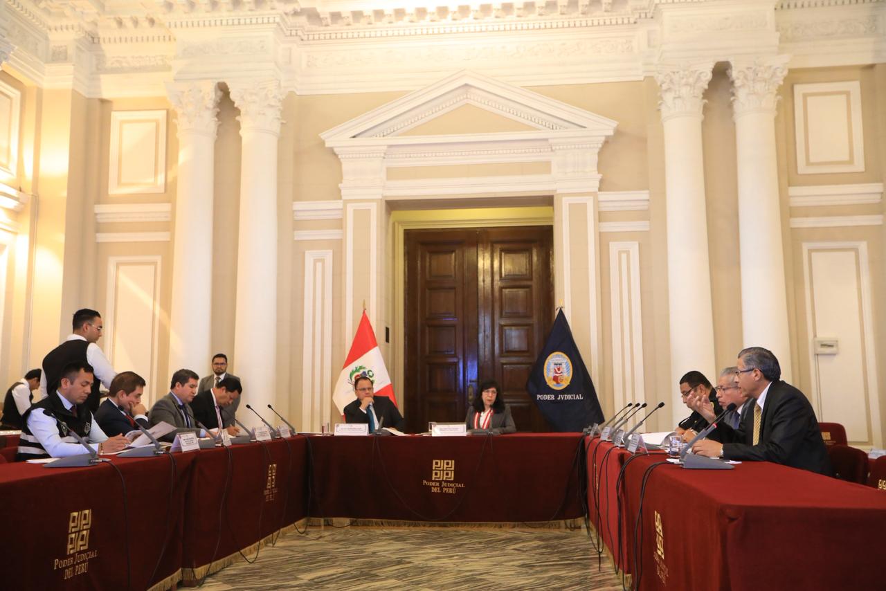 El ministro de Justicia y Derechos Humanos, Walter Martínez Laura, participó en la primera sesión del Consejo Nacional de Justicia Especializado en Flagrancia Delictiva, liderada por la presidenta del Poder Judicial, Janet Tello Gilardi, donde destacó el compromiso del sector para fortalecer las Unidades de Flagrancia como un mecanismo importante para reforzar la seguridad ciudadana y la lucha contra el crimen en el país.

Durante su intervención, el titular del MINJUSDH destacó la importancia estratégica de las unidades de flagrancia para el sistema de justicia, y reconoció que persisten desafíos para lograr un compromiso pleno y uniforme de todas las instituciones que lo integran. En ese sentido, subrayó la necesidad de fortalecer el sistema a nivel nacional, especialmente en aspectos como presupuesto, infraestructura y dotación de personal en las unidades que ya se encuentran en funcionamiento.

El ministro resaltó el rol activo del Ministerio de Justicia y Derechos Humanos, a través de la Defensa Pública, en el funcionamiento de estas unidades, precisando que su participación garantiza la defensa técnica desde las primeras etapas del proceso, como una medida preventiva y de respeto a los derechos de las personas intervenidas.

Detalló que las unidades de flagrancia respondieron con eficiencia a una amplia diversidad delictiva, logrando atender un total de 105 tipos de delitos. Precisó que sus resultados evidencian su alta capacidad operativa y que están preparadas para enfrentar cualquier proceso en flagrancia sin excepción ni distinción de delitos

Asimismo, hizo un llamado a reforzar el compromiso conjunto de todos los actores del sistema de justicia, señalando que solo mediante una acción coordinada y sostenida se podrá asegurar que estas unidades de flagrancia operen de manera eficaz, conforme a los objetivos para los que fueron creadas.

La sesión contó con la participación del director general de la Defensa Pública, Jorge Gibbons Ventura, del director de Seguridad Penitenciaria del Instituto Nacional Penitenciario (INPE), Henry García, así como representantes de las instituciones que conforman el sistema de justicia, reafirmando el carácter interinstitucional de esta comisión y su compromiso con una justicia más eficiente y cercana a la ciudadanía.


