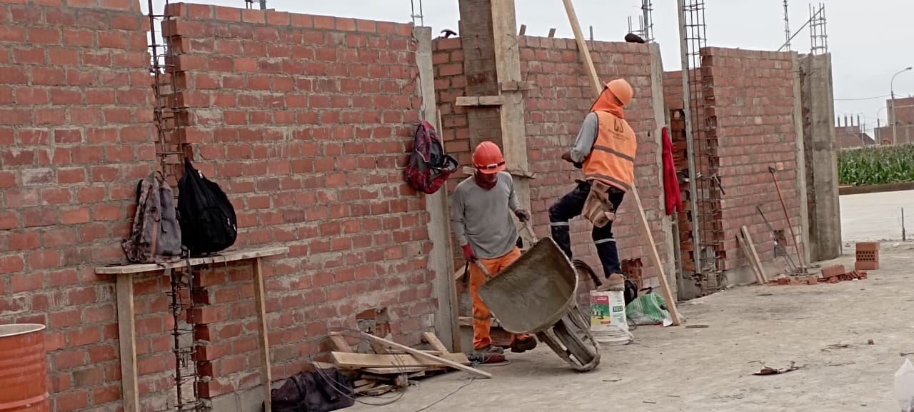 Trabajos de contingencia en la IE virgen del Carmen  tiene un 50 % avance de la obra.