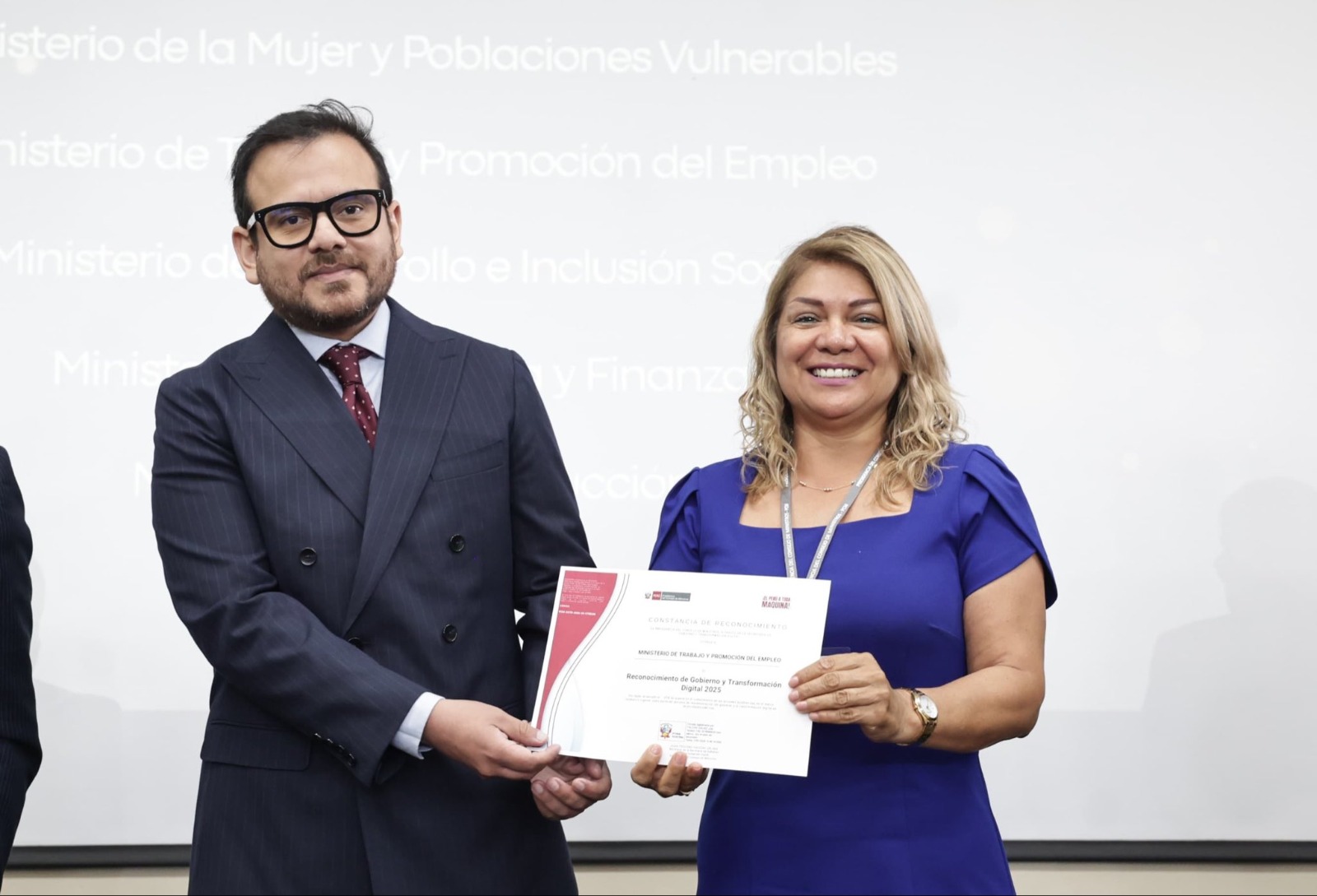 Foto de la secretaria general con el reconocimiento