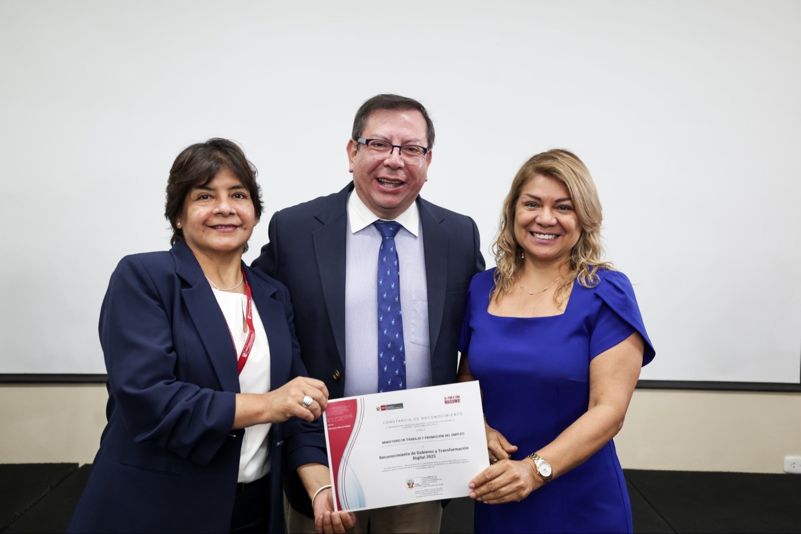 Foto de la secretaria general con el reconocimiento