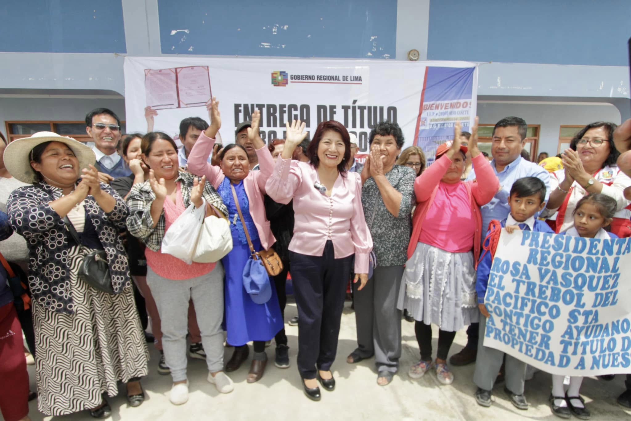 GRL entrega de los títulos de propiedad a los emblemáticos colegios del centro poblado de Nuevo Cañete. 