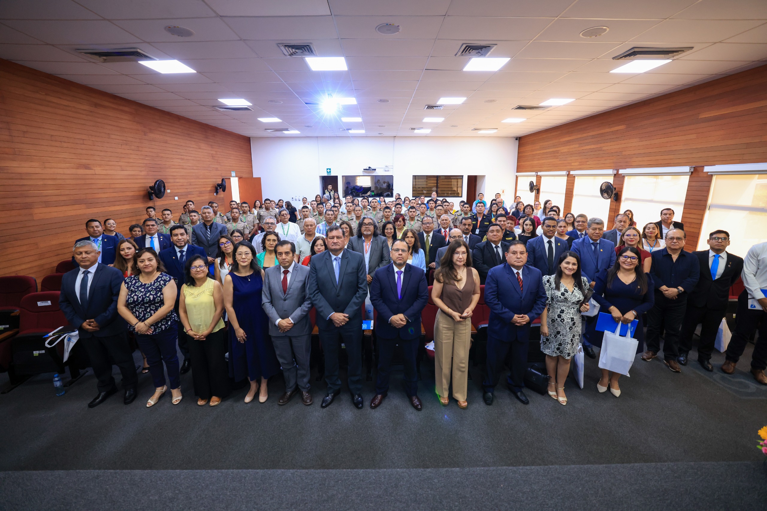 El ministro de Justicia y Derechos Humanos, Walter Martínez Laura, inauguró hoy la Conferencia Académica Internacional "Análisis de los factores multicausales de la conducta infractora y su trayectoria", en el marco del séptimo aniversario del Programa Nacional de Centros Juveniles (PRONACEJ).

En su discurso, el ministro destacó el compromiso del Estado peruano con la reinserción social de adolescentes y jóvenes, y con una justicia que no solo sanciona, sino que educa, rehabilita y previene. "Este propósito es posible gracias al compromiso sostenido de nuestros equipos técnicos, interdisciplinarios y profesionales en los centros juveniles de todo el país, quienes realizan un arduo trabajo rehabilitador, pensado en la creación de nuevos proyectos de vida”, afirmó.

La Conferencia Académica Internacional busca visibilizar los factores de riesgo y los desafíos que enfrenta el sistema en el tratamiento especializado de adolescentes en conflicto con la ley penal. 

En esa línea, el ministro enfatizó en la importancia de “Comprender el entorno familiar, social, educativo y comunitario del adolescente nos permite identificar las causas reales que lo llevaron al conflicto con la ley penal”, precisó el ministro.

De igual manera, reafirmó que el MINJUSDH, a través del PRONACEJ, fortalece de manera permanente las capacidades de los equipos técnicos interdisciplinarios, articulando esfuerzos con diversas instituciones del Estado y la sociedad civil. “Su trabajo comprometido hace posible que la resocialización juvenil sea una política concreta y no solo una aspiración”, enfatizó.

La conferencia reunió a ponentes nacionales e internacionales, así como a funcionarios y operadores del Sistema de Reinserción Social Juvenil, quienes analizarán temas como los factores estructurales del delito, el impacto del consumo de drogas en adolescentes y la aplicación de medidas socioeducativas orientadas a la reinserción social.

En esta conferencia internacional, estuvieron presentes el director ejecutivo del Programa Nacional de Centros Juveniles (PRONACEJ), Francisco Naquira; el juez de la Corte Superior de Justicia de Lima, Bonifacio Meneses; El fiscal superior Civil y Familia de Lima Sur, Ulises Lobatón, y la jefa de Protección Infantil de UNICEF, Yoko Malena Wada, entre otros operadores del sistema de justicia, funcionarios y colaboradores del sector.

