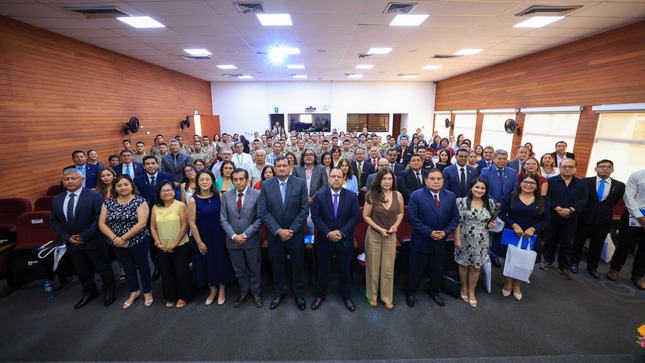 El ministro de Justicia y Derechos Humanos, Walter Martínez Laura, inauguró hoy la Conferencia Académica Internacional "Análisis de los factores multicausales de la conducta infractora y su trayectoria", en el marco del séptimo aniversario del Programa Nacional de Centros Juveniles (PRONACEJ).

En su discurso, el ministro destacó el compromiso del Estado peruano con la reinserción social de adolescentes y jóvenes, y con una justicia que no solo sanciona, sino que educa, rehabilita y previene. "Este propósito es posible gracias al compromiso sostenido de nuestros equipos técnicos, interdisciplinarios y profesionales en los centros juveniles de todo el país, quienes realizan un arduo trabajo rehabilitador, pensado en la creación de nuevos proyectos de vida”, afirmó.

La Conferencia Académica Internacional busca visibilizar los factores de riesgo y los desafíos que enfrenta el sistema en el tratamiento especializado de adolescentes en conflicto con la ley penal. 

En esa línea, el ministro enfatizó en la importancia de “Comprender el entorno familiar, social, educativo y comunitario del adolescente nos permite identificar las causas reales que lo llevaron al conflicto con la ley penal”, precisó el ministro.

De igual manera, reafirmó que el MINJUSDH, a través del PRONACEJ, fortalece de manera permanente las capacidades de los equipos técnicos interdisciplinarios, articulando esfuerzos con diversas instituciones del Estado y la sociedad civil. “Su trabajo comprometido hace posible que la resocialización juvenil sea una política concreta y no solo una aspiración”, enfatizó.

La conferencia reunió a ponentes nacionales e internacionales, así como a funcionarios y operadores del Sistema de Reinserción Social Juvenil, quienes analizarán temas como los factores estructurales del delito, el impacto del consumo de drogas en adolescentes y la aplicación de medidas socioeducativas orientadas a la reinserción social.

En esta conferencia internacional, estuvieron presentes el director ejecutivo del Programa Nacional de Centros Juveniles (PRONACEJ), Francisco Naquira; el juez de la Corte Superior de Justicia de Lima, Bonifacio Meneses; El fiscal superior Civil y Familia de Lima Sur, Ulises Lobatón, y la jefa de Protección Infantil de UNICEF, Yoko Malena Wada, entre otros operadores del sistema de justicia, funcionarios y colaboradores del sector.


