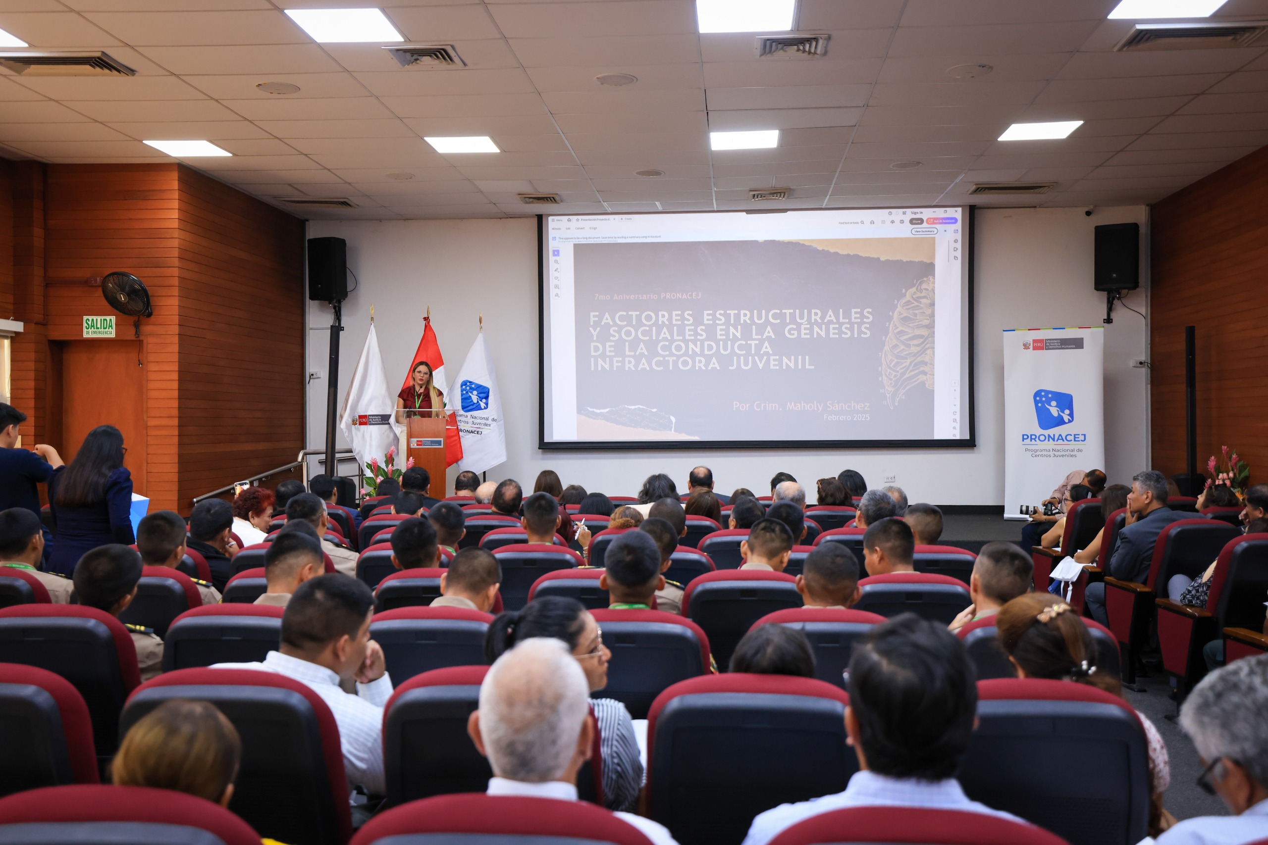 El ministro de Justicia y Derechos Humanos, Walter Martínez Laura, inauguró hoy la Conferencia Académica Internacional "Análisis de los factores multicausales de la conducta infractora y su trayectoria", en el marco del séptimo aniversario del Programa Nacional de Centros Juveniles (PRONACEJ).

En su discurso, el ministro destacó el compromiso del Estado peruano con la reinserción social de adolescentes y jóvenes, y con una justicia que no solo sanciona, sino que educa, rehabilita y previene. "Este propósito es posible gracias al compromiso sostenido de nuestros equipos técnicos, interdisciplinarios y profesionales en los centros juveniles de todo el país, quienes realizan un arduo trabajo rehabilitador, pensado en la creación de nuevos proyectos de vida”, afirmó.

La Conferencia Académica Internacional busca visibilizar los factores de riesgo y los desafíos que enfrenta el sistema en el tratamiento especializado de adolescentes en conflicto con la ley penal. 

En esa línea, el ministro enfatizó en la importancia de “Comprender el entorno familiar, social, educativo y comunitario del adolescente nos permite identificar las causas reales que lo llevaron al conflicto con la ley penal”, precisó el ministro.

De igual manera, reafirmó que el MINJUSDH, a través del PRONACEJ, fortalece de manera permanente las capacidades de los equipos técnicos interdisciplinarios, articulando esfuerzos con diversas instituciones del Estado y la sociedad civil. “Su trabajo comprometido hace posible que la resocialización juvenil sea una política concreta y no solo una aspiración”, enfatizó.

La conferencia reunió a ponentes nacionales e internacionales, así como a funcionarios y operadores del Sistema de Reinserción Social Juvenil, quienes analizarán temas como los factores estructurales del delito, el impacto del consumo de drogas en adolescentes y la aplicación de medidas socioeducativas orientadas a la reinserción social.

En esta conferencia internacional, estuvieron presentes el director ejecutivo del Programa Nacional de Centros Juveniles (PRONACEJ), Francisco Naquira; el juez de la Corte Superior de Justicia de Lima, Bonifacio Meneses; El fiscal superior Civil y Familia de Lima Sur, Ulises Lobatón, y la jefa de Protección Infantil de UNICEF, Yoko Malena Wada, entre otros operadores del sistema de justicia, funcionarios y colaboradores del sector.

