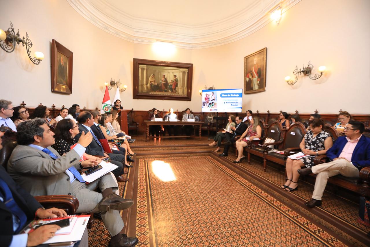 En un paso clave para fortalecer la transparencia, la legalidad y el impacto social de las organizaciones sin fines de lucro, el Ministerio de Justicia y Derechos Humanos (MINJUSDH) entregó los certificados de inscripción a nuevas fundaciones que se incorporan al Registro Administrativo Nacional de Fundaciones, durante la Mesa de Trabajo de Fundaciones y Asistencia Social, realizada hoy en la sede de la Sociedad de Beneficencia Pública de Lima Metropolitana 

En la actividad, la viceministra de Justicia, Shadia Valdez Tejada, quién participó en representación del ministro Walter Martínez Laura, resaltó que este registro no solo garantiza el cumplimiento del marco legal, sino que promueve un acompañamiento activo del Estado a las fundaciones que trabajan por el bienestar de las poblaciones más vulnerables.

“La inscripción en el Registro Administrativo Nacional de Fundaciones es una garantía de transparencia, legalidad y compromiso social. Desde el MINJUSDH no solo supervisamos, sino que acompañamos y promovemos el trabajo de las fundaciones para que su impacto llegue a más peruanas y peruanos”, señaló la viceministra Valdez Tejada.

Durante la ceremonia se reconoció oficialmente a dos fundaciones provenientes de Lima y Huancayo. Se trata de la Fundación José Tola de Habich para la Difusión del Arte y la Cultura y la Fundación Caja Huancayo, que desarrolla acciones de inclusión financiera, contribuyendo al desarrollo sostenible de comunidades en situación de vulnerabilidad 

En su mensaje, la viceministra y a su vez presidenta del Consejo de Supervigilancia de Fundaciones destacó que la Mesa de Trabajo constituye un espacio de articulación entre el Estado, la sociedad civil y las fundaciones, con un objetivo común: mejorar la calidad de vida de la ciudadanía.

“Más allá de si somos entidades públicas o privadas, compartimos un objetivo común: servir mejor a la población en situación de vulnerabilidad. Nos unen la vocación de servicio, el altruismo y el compromiso de mejorar la calidad de vida de las peruanas y los peruanos, contribuyendo con educación, cultura, salud, trabajo y asistencia social”, afirmó. 

Actualmente, el Consejo de Supervigilancia de Fundaciones del MINJUSDH supervisa 408 fundaciones en 22 departamentos del país, las cuales desarrollan programas educativos, culturales, deportivos y de asistencia social, administrando recursos que permiten atender a miles de personas en todo el territorio nacional. La incorporación de nuevas fundaciones al registro fortalece la confianza pública y consolida un sistema ordenado y transparente.

La Mesa de Trabajo contó con la participación de los viceministros de la Mujer y Poblaciones Vulnerables, Ruth Huamán; de Desarrollo e Inclusión Social, José Velásquez; y del Ministerio de Energía y Minas, Luis Jiménez. Además, de la Sociedad de Beneficencia Pública de Lima Metropolitana, Francisco Dumber; así como representantes de diversas entidades del Estado y de numerosas fundaciones del país, quienes intercambiaron experiencias y buenas prácticas en materia de asistencia social.
