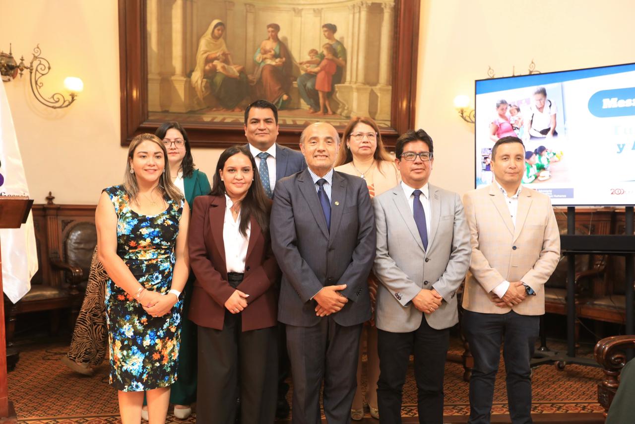 En un paso clave para fortalecer la transparencia, la legalidad y el impacto social de las organizaciones sin fines de lucro, el Ministerio de Justicia y Derechos Humanos (MINJUSDH) entregó los certificados de inscripción a nuevas fundaciones que se incorporan al Registro Administrativo Nacional de Fundaciones, durante la Mesa de Trabajo de Fundaciones y Asistencia Social, realizada hoy en la sede de la Sociedad de Beneficencia Pública de Lima Metropolitana 

En la actividad, la viceministra de Justicia, Shadia Valdez Tejada, quién participó en representación del ministro Walter Martínez Laura, resaltó que este registro no solo garantiza el cumplimiento del marco legal, sino que promueve un acompañamiento activo del Estado a las fundaciones que trabajan por el bienestar de las poblaciones más vulnerables.

“La inscripción en el Registro Administrativo Nacional de Fundaciones es una garantía de transparencia, legalidad y compromiso social. Desde el MINJUSDH no solo supervisamos, sino que acompañamos y promovemos el trabajo de las fundaciones para que su impacto llegue a más peruanas y peruanos”, señaló la viceministra Valdez Tejada.

Durante la ceremonia se reconoció oficialmente a dos fundaciones provenientes de Lima y Huancayo. Se trata de la Fundación José Tola de Habich para la Difusión del Arte y la Cultura y la Fundación Caja Huancayo, que desarrolla acciones de inclusión financiera, contribuyendo al desarrollo sostenible de comunidades en situación de vulnerabilidad 

En su mensaje, la viceministra y a su vez presidenta del Consejo de Supervigilancia de Fundaciones destacó que la Mesa de Trabajo constituye un espacio de articulación entre el Estado, la sociedad civil y las fundaciones, con un objetivo común: mejorar la calidad de vida de la ciudadanía.

“Más allá de si somos entidades públicas o privadas, compartimos un objetivo común: servir mejor a la población en situación de vulnerabilidad. Nos unen la vocación de servicio, el altruismo y el compromiso de mejorar la calidad de vida de las peruanas y los peruanos, contribuyendo con educación, cultura, salud, trabajo y asistencia social”, afirmó. 

Actualmente, el Consejo de Supervigilancia de Fundaciones del MINJUSDH supervisa 408 fundaciones en 22 departamentos del país, las cuales desarrollan programas educativos, culturales, deportivos y de asistencia social, administrando recursos que permiten atender a miles de personas en todo el territorio nacional. La incorporación de nuevas fundaciones al registro fortalece la confianza pública y consolida un sistema ordenado y transparente.

La Mesa de Trabajo contó con la participación de los viceministros de la Mujer y Poblaciones Vulnerables, Ruth Huamán; de Desarrollo e Inclusión Social, José Velásquez; y del Ministerio de Energía y Minas, Luis Jiménez. Además, de la Sociedad de Beneficencia Pública de Lima Metropolitana, Francisco Dumber; así como representantes de diversas entidades del Estado y de numerosas fundaciones del país, quienes intercambiaron experiencias y buenas prácticas en materia de asistencia social.
